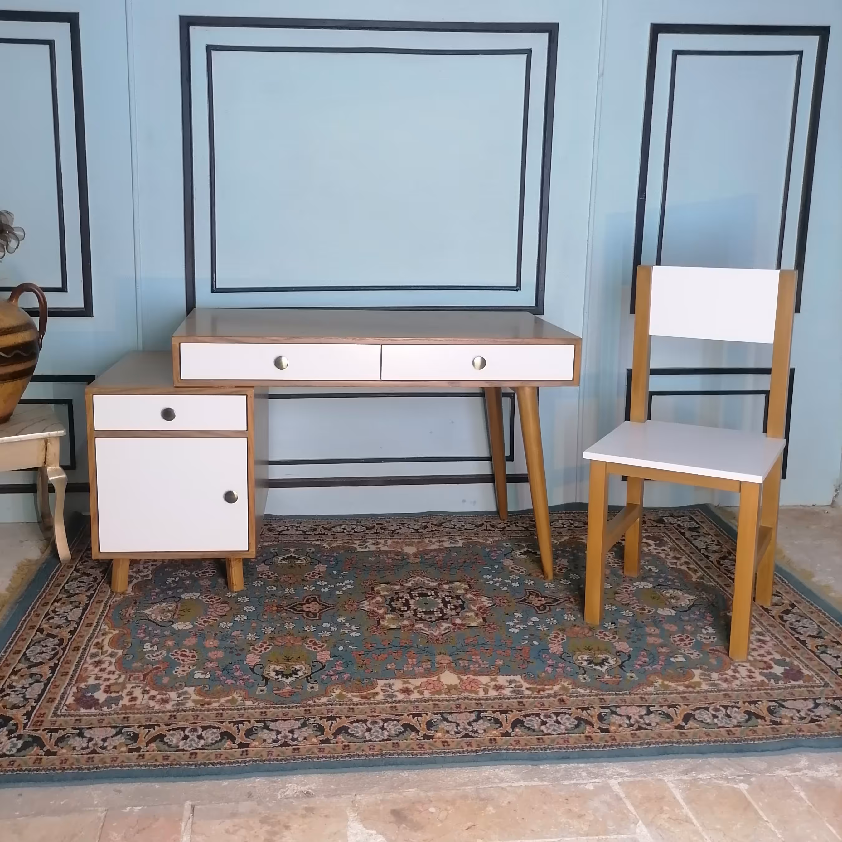 میز تحریر و صندلی سفید قهوه ای(پس کرایه)