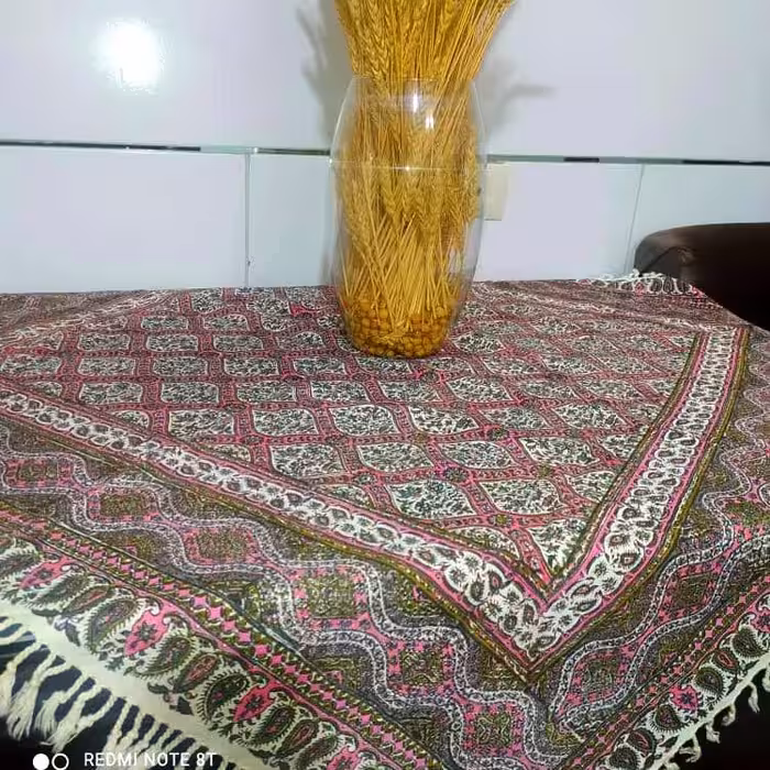 سفره ورومیزی قلمکاری صادراتی سایز 1در1متر صورتی رنگ طرح شیخ لطف الله 