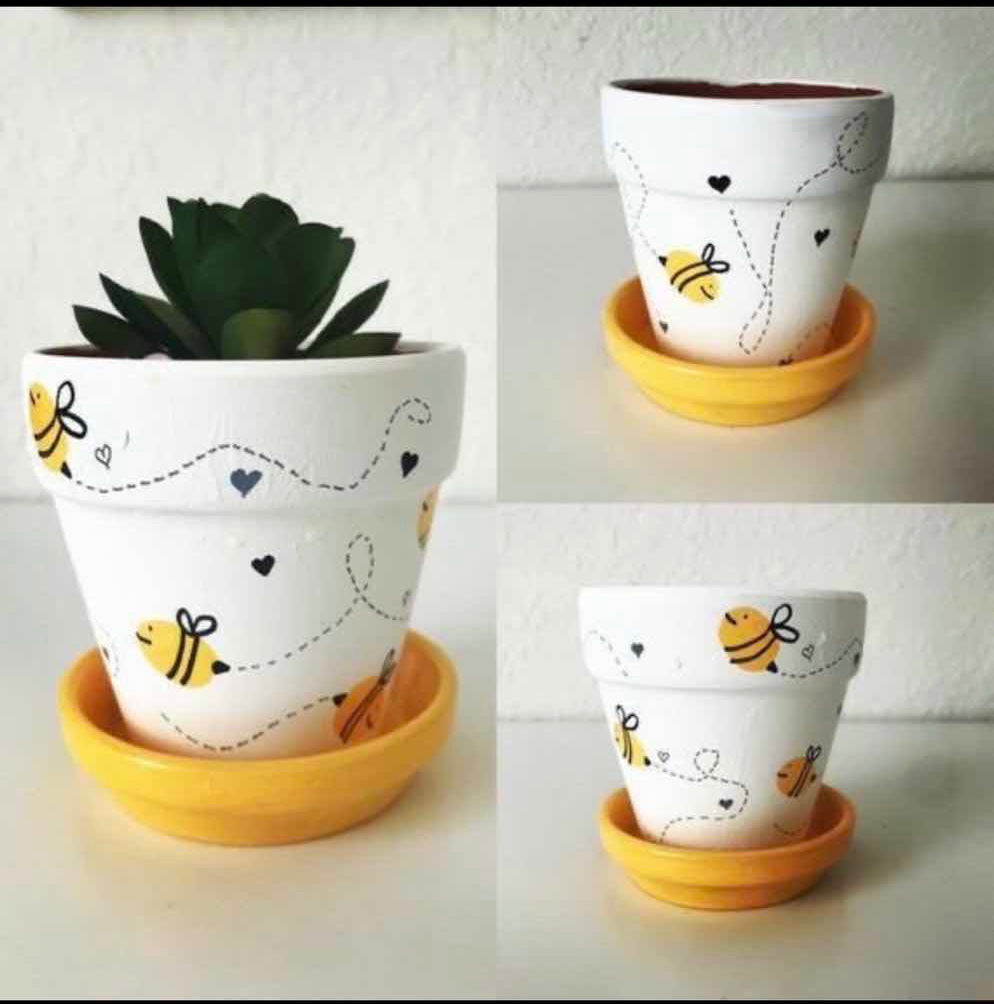 گلدان سفالی طرح زنبور   برای سفارش کار با زیرگلدونی گزینه سفید و بدون اون گزینه طوسی رو انتخاب کنید