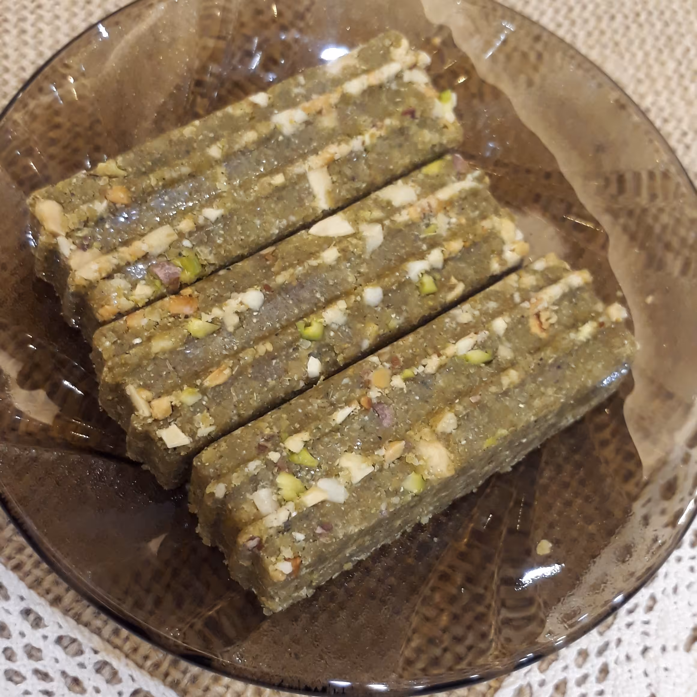 شکلات ویفری اسفناج وپسته