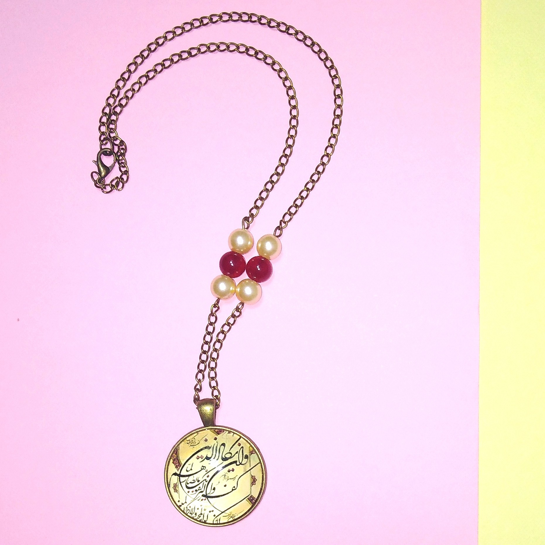 گردنبند وان یکاد  از جنس برنز  طول زنجیر حدودا 42 سانت 