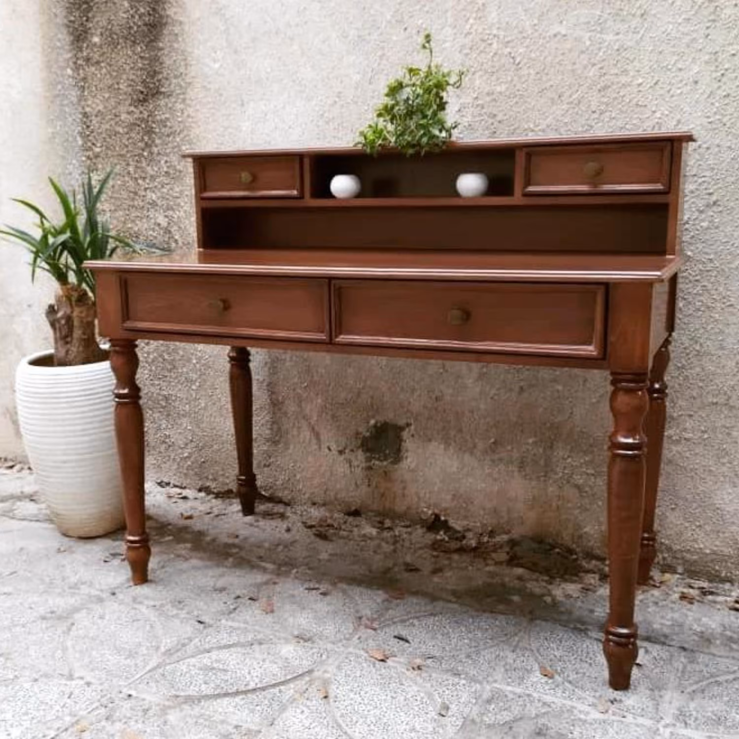 میز تحریر ترکیب چوب روس با پوشش رنگ پلی استر در رنگ و ابعاد درخواستی