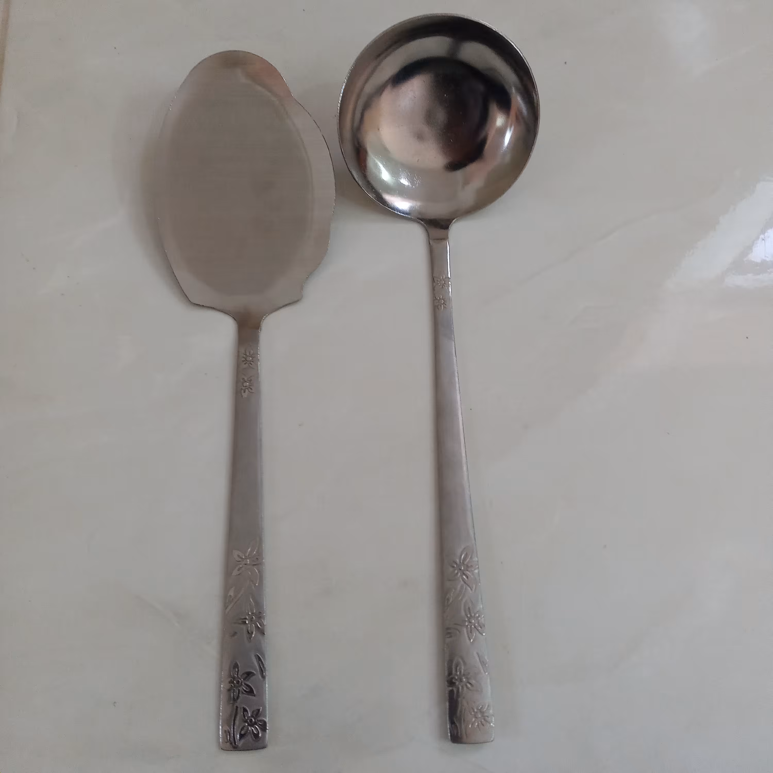 کفگیر و ملاقه طرح گل ریز بسته 2 عددی جنس فولاد زد زنگ ضخامت 2 میل 