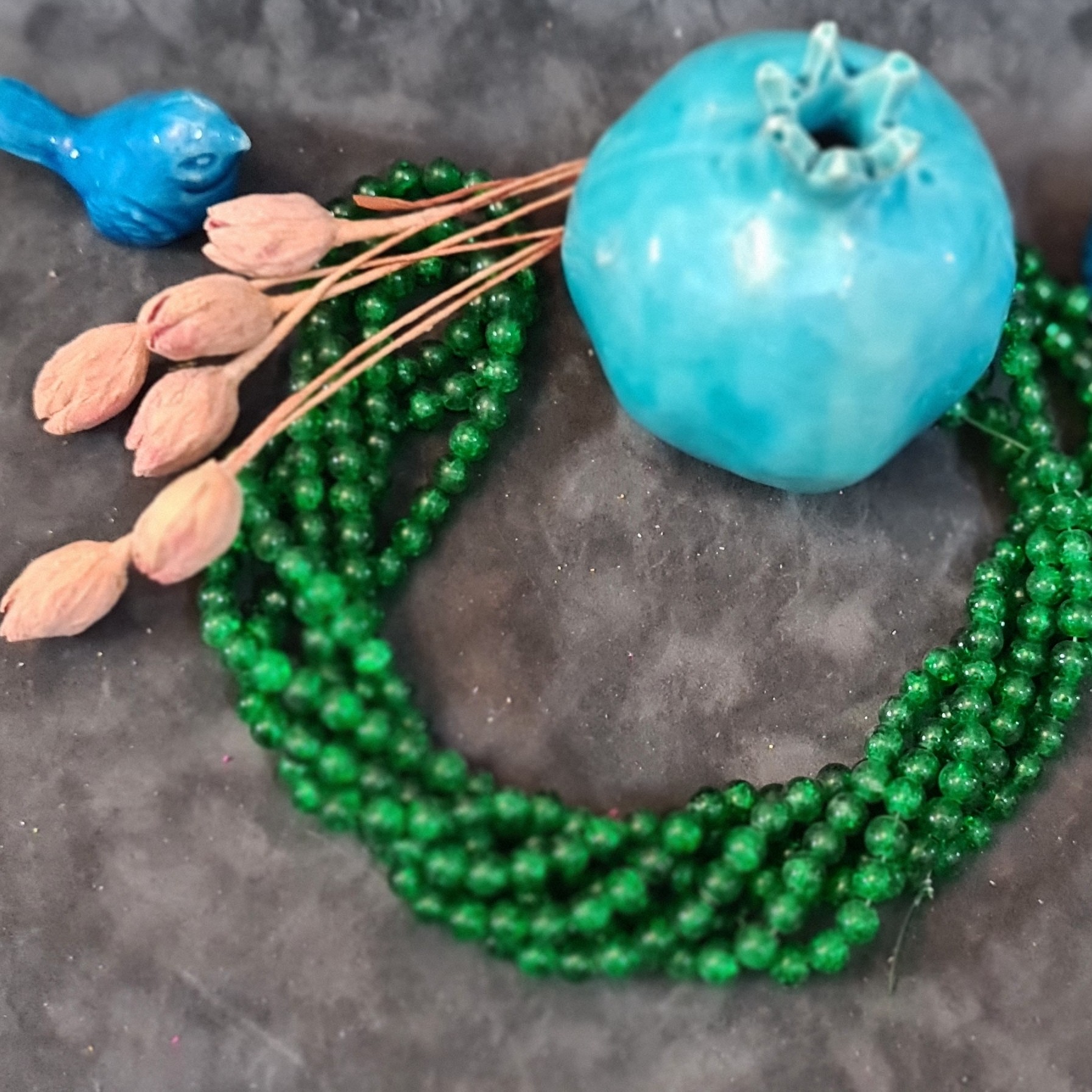 مروارید آ برنگی سنگی کد 53اصل شماره 8(سبز سیدی ،حالت شیشه  دار آبنباتی )بصورت یک بند ،  شامل (105 الی 110 مهره )75 گرم 