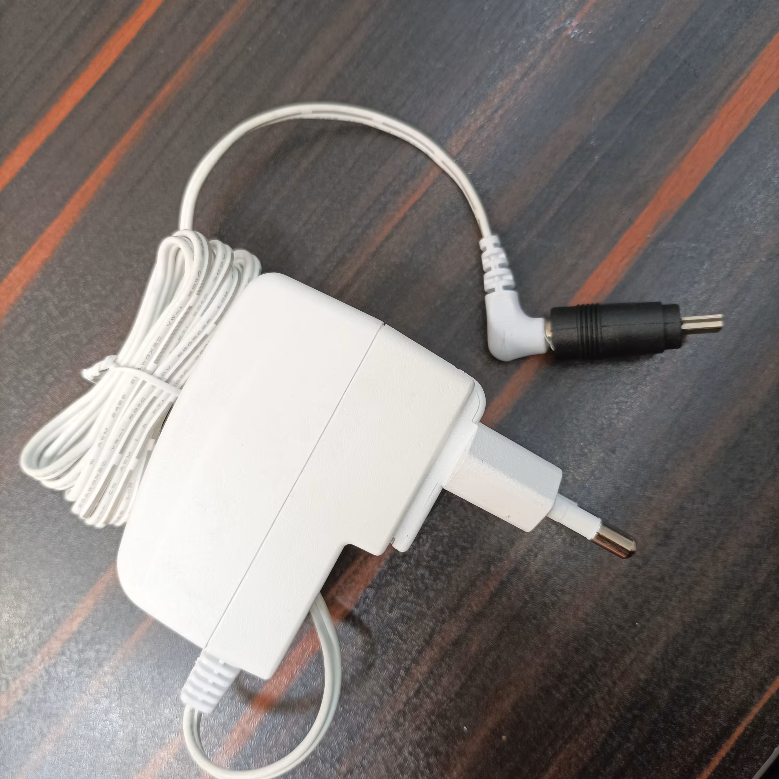 آداپتور اورجینال5 ولت و 2 امپر   به صورت پس کرایه