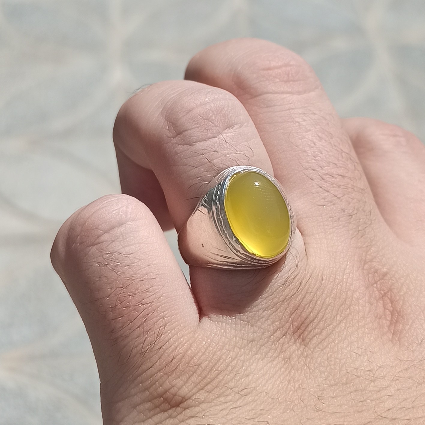 انگشتر نقره کار دست عقیق کلوخه زرد آبدار لامپی  اصل درجه یک زیبا
.