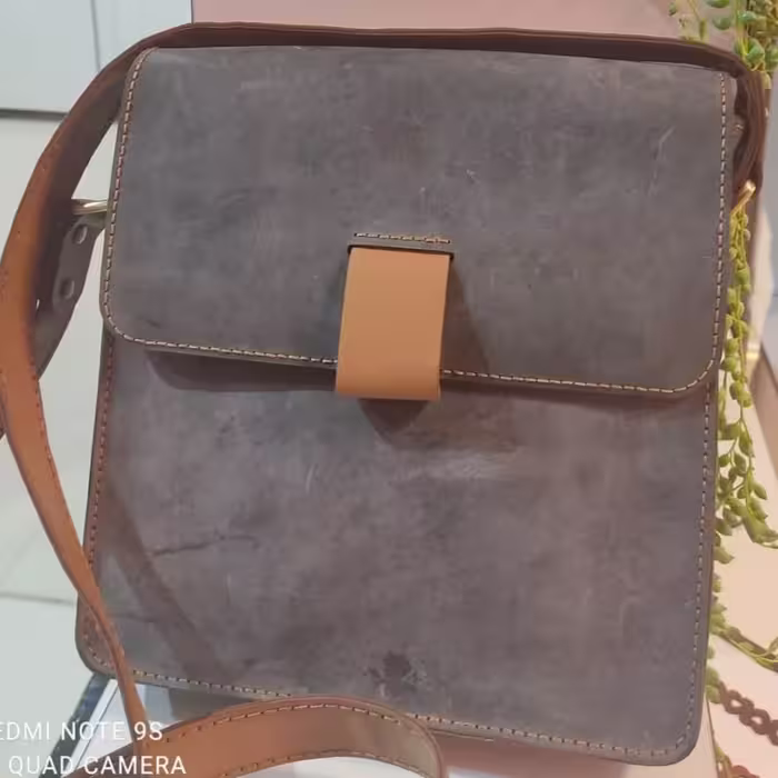 کیف دوشی اسپرت کاملا دست دوز چرم طبیعی گاوی