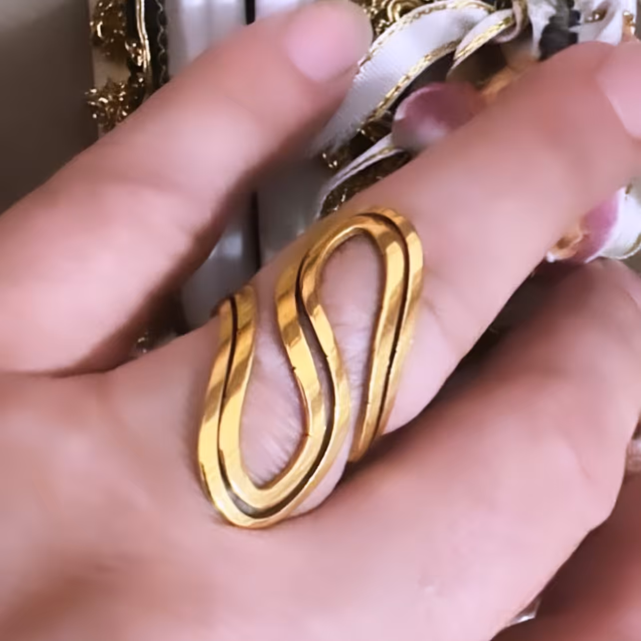 انگشتر استیل طلایی طرح اس پهن شده دو ردیفه در سایز 7 و6فری سایز