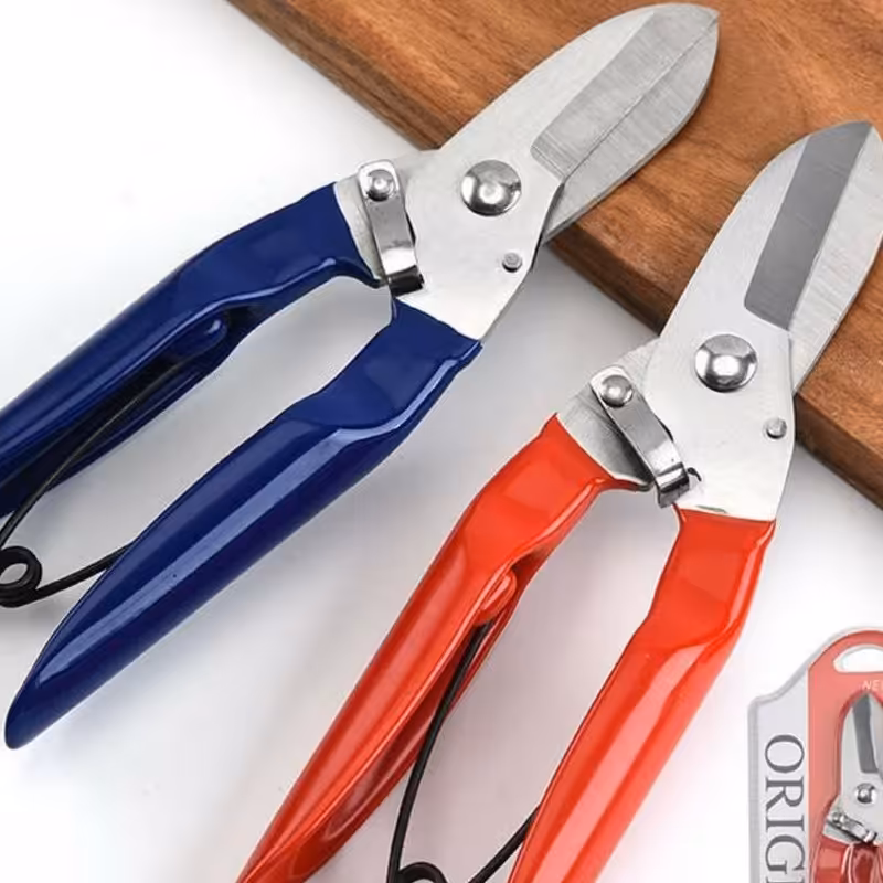 قیچی همه کاره اورجینال 
تیغه از جنس فولاد ضد زنگ درجه1
دسته دارای روکش پلاستیکی 
