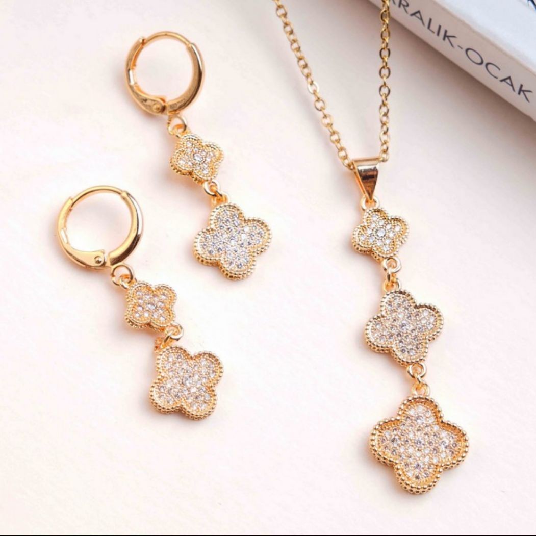 
نیم ست ونکلیف نگین کاری شده ....
گشواره نیم ست حلقه ای هستش...
جنس بدنه ستیل رنگ ثابت 
