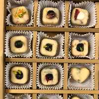 شکلات دست ساز  با طعم شیرعسلی و شکلات سفید همراه با مغز پسته  100 گرمی 