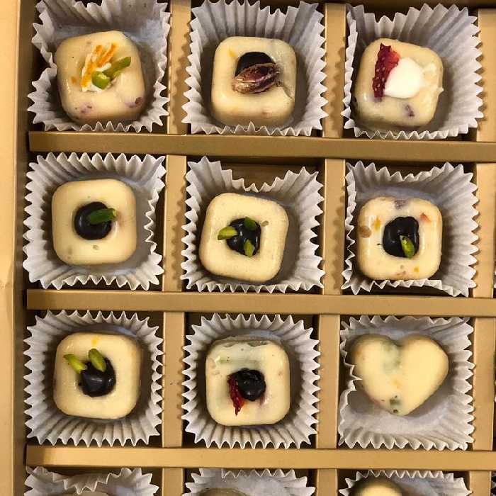 شکلات دست ساز  با طعم شیرعسلی و شکلات سفید همراه با مغز پسته  100 گرمی 