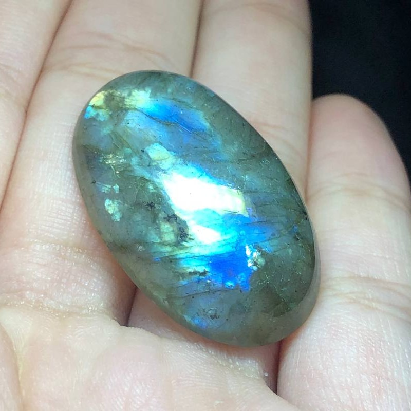 نگین لابرادوریت  با تلالویی بی نظیر وارداتی از کشور لابرادور کانادا تراش بیضی شکل بسیار خوش رنگ و زیبا کد 155