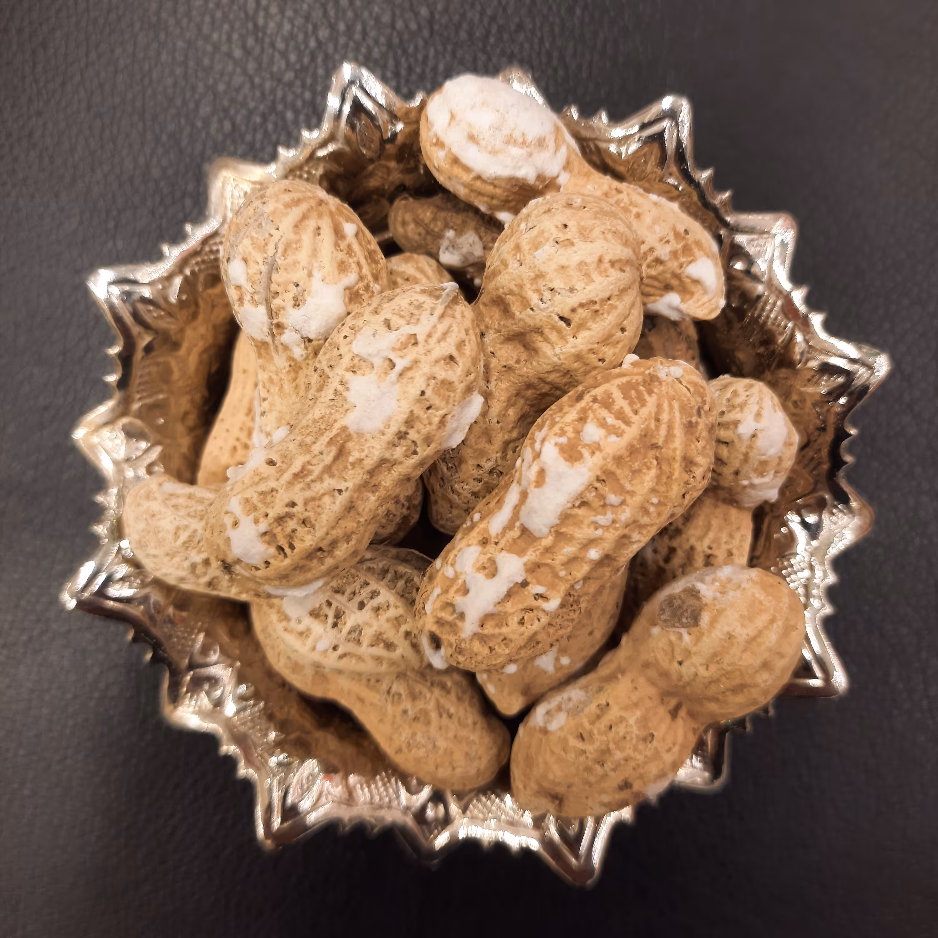 بادام زمینی با پوست نمکی