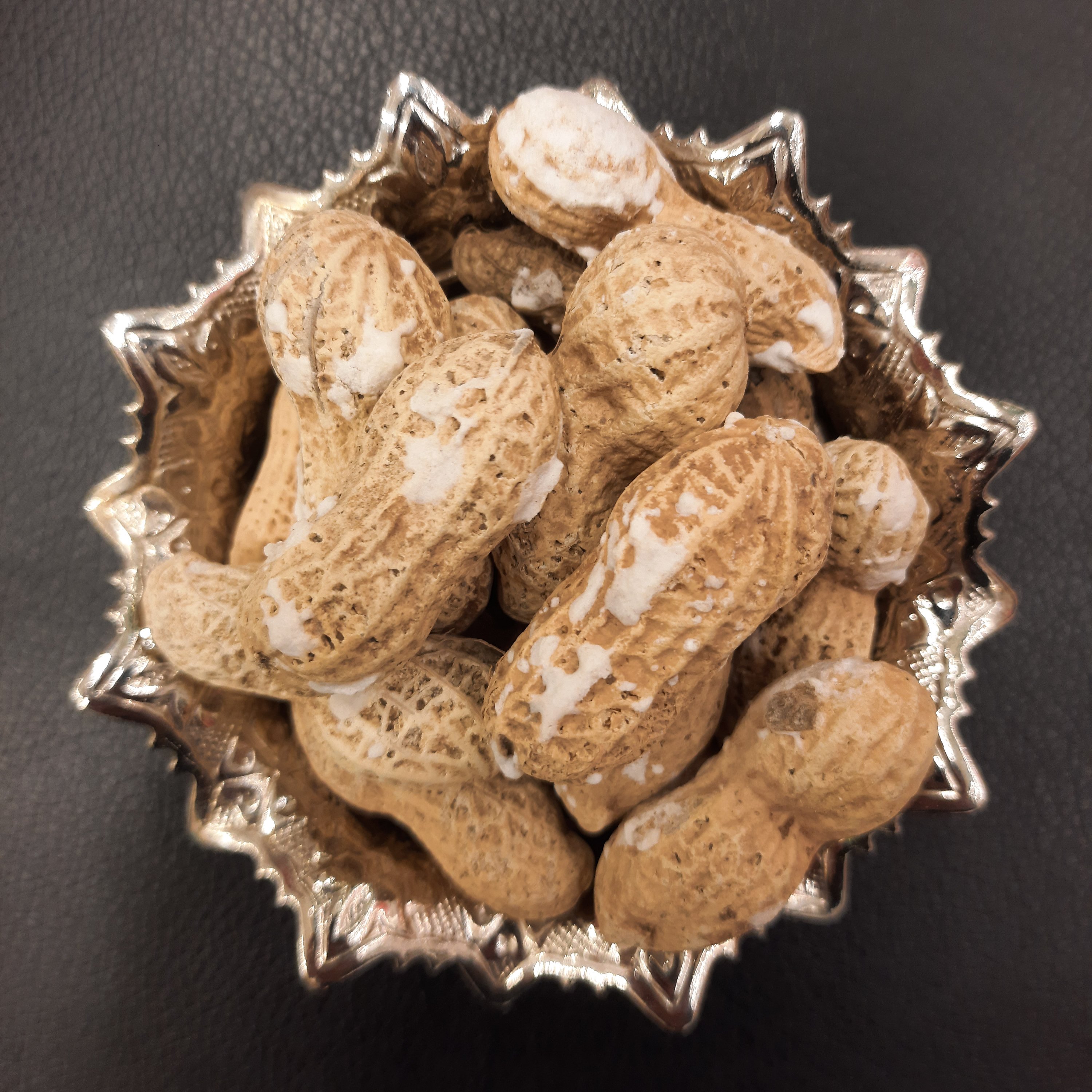 بادام زمینی با پوست نمکی