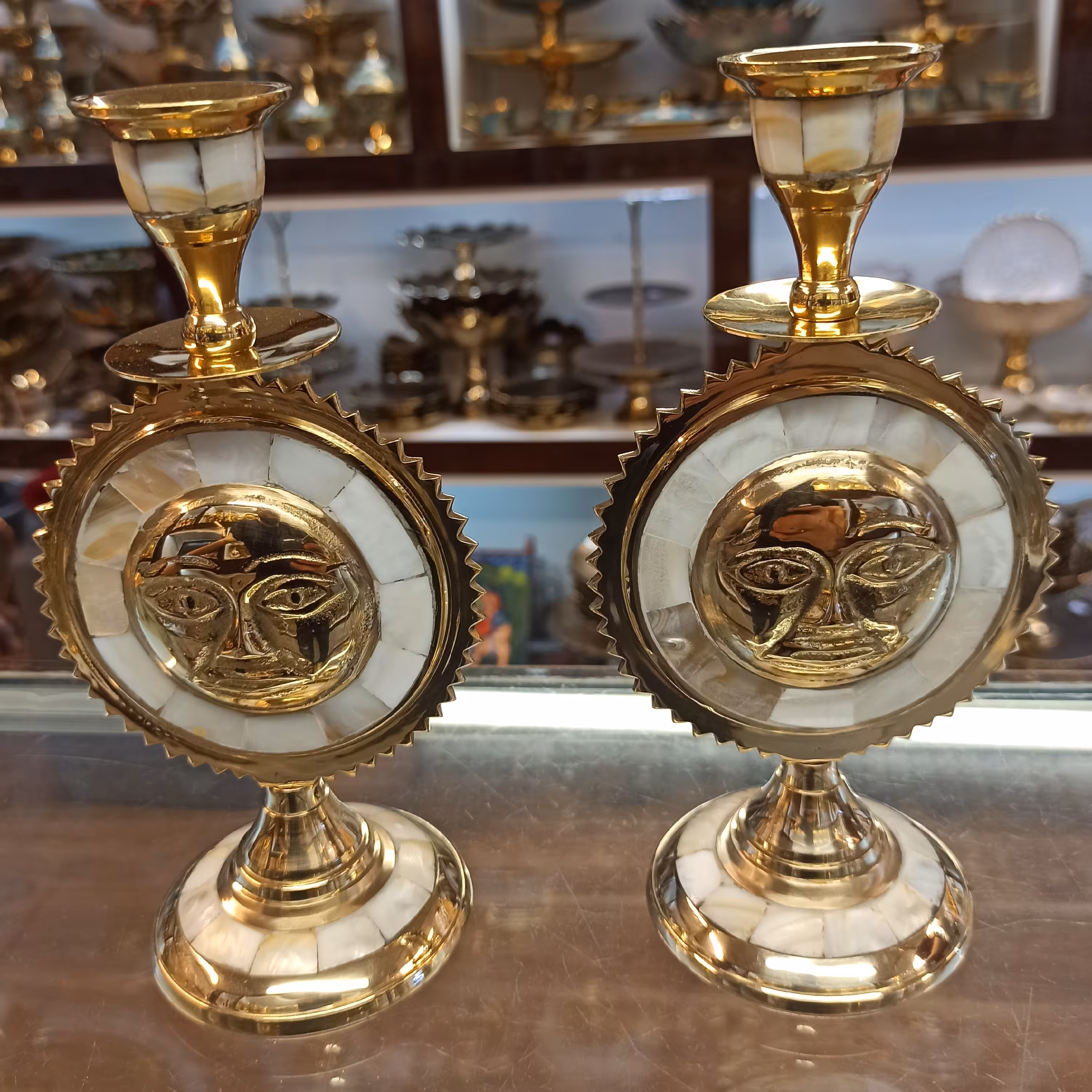 شمعدانی برنجی صدفی ساخته شده از برنج و صدف دریایی طرح خورشید  خاص و خوش نقش