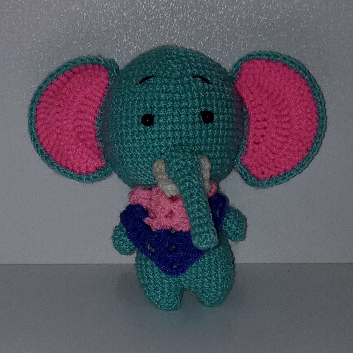 فیل کله گنده دستبافت.با کاموا اکریل بافت.وزن35 گرم