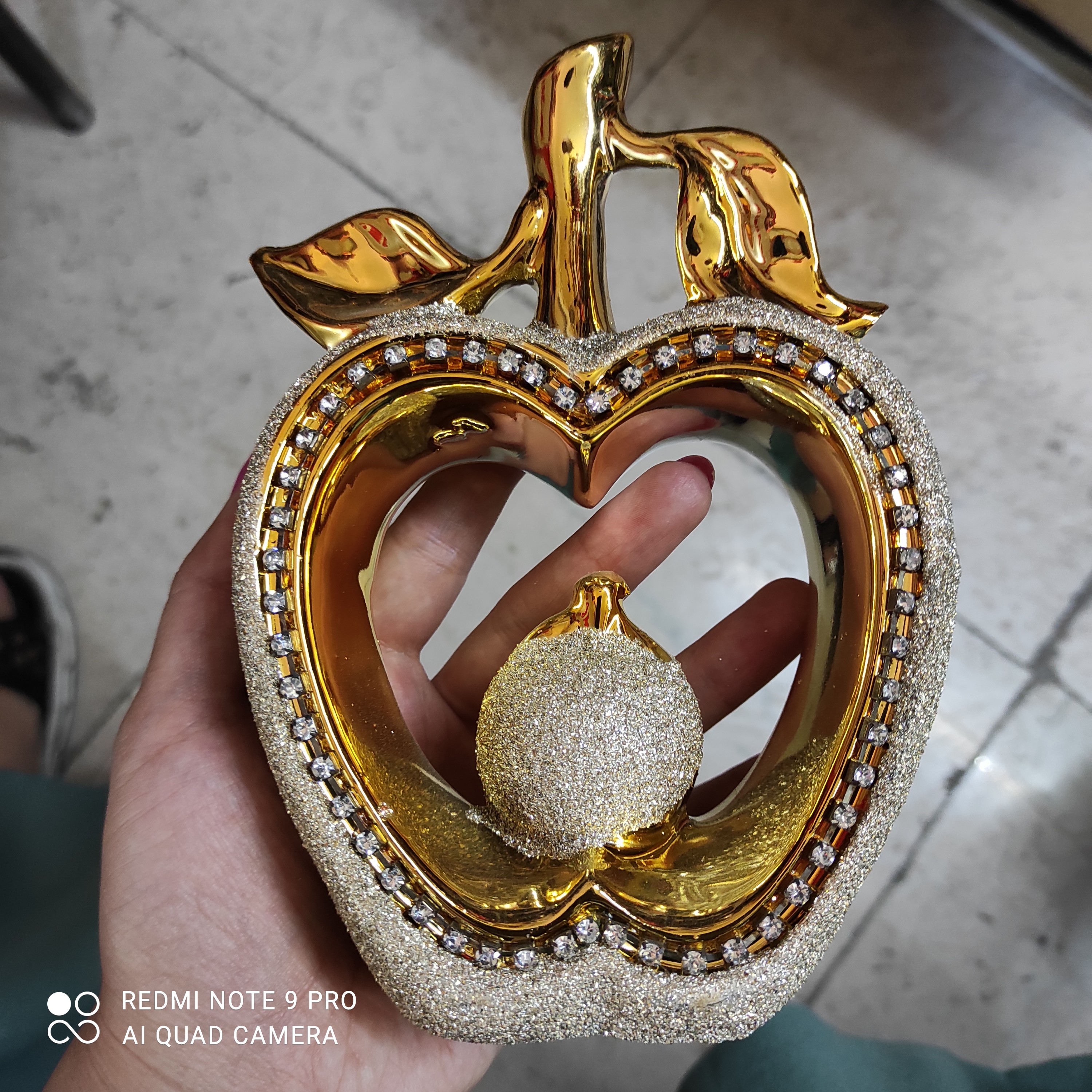 دکوری سیب نگین دار طلایی