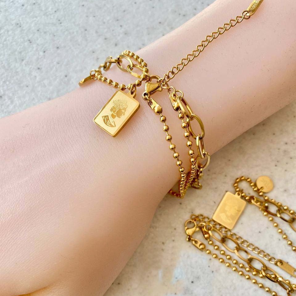 دستبند استیل زنجیر توپی طلایی با پلاک طرح ملکه