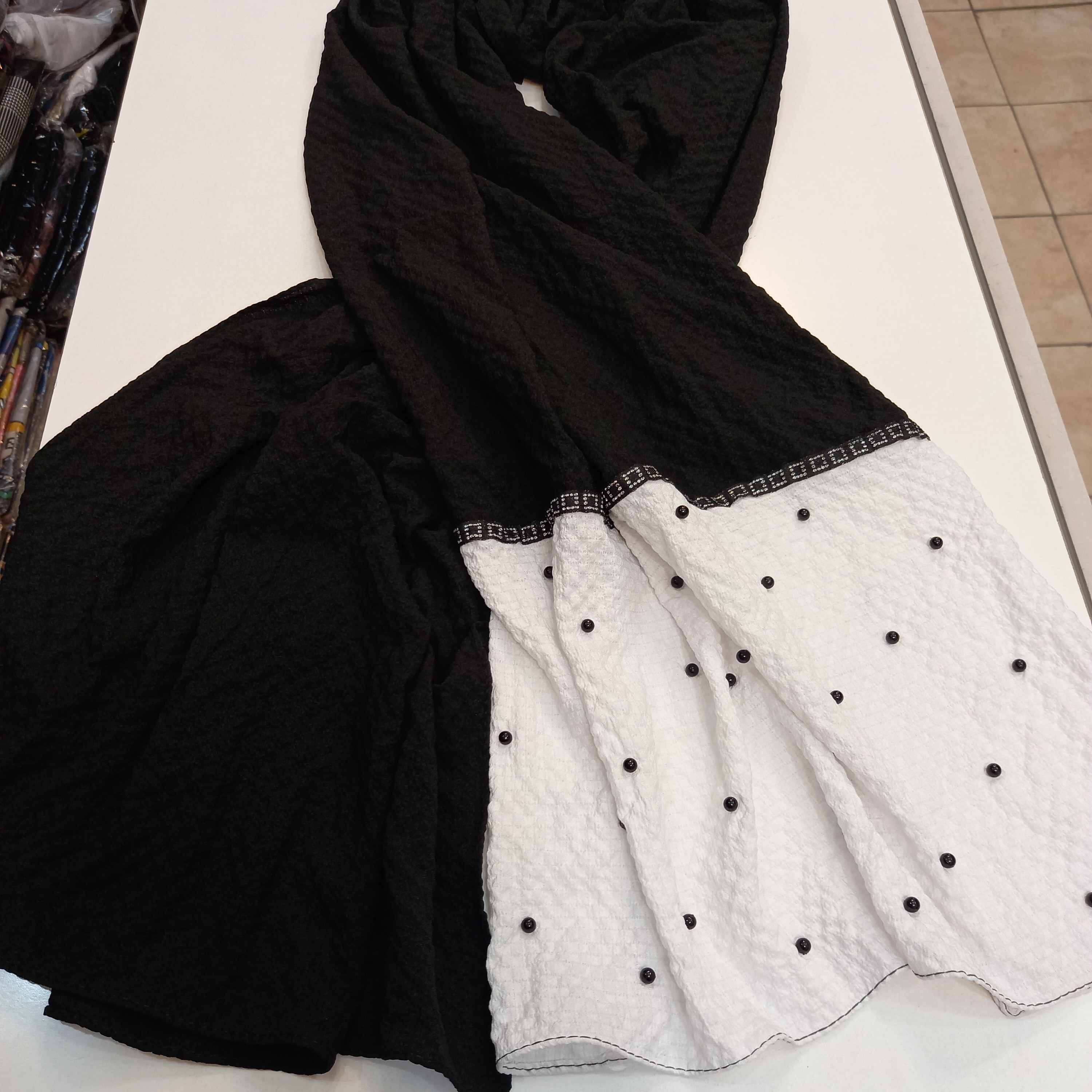 شال نخی جاذبه مزونی شده قواره 80 در2متر  در دو رنگ زمینه مشکی حاشیه سفید و برعکس کیفیت نخ عالی ایستایی عالی روی سر