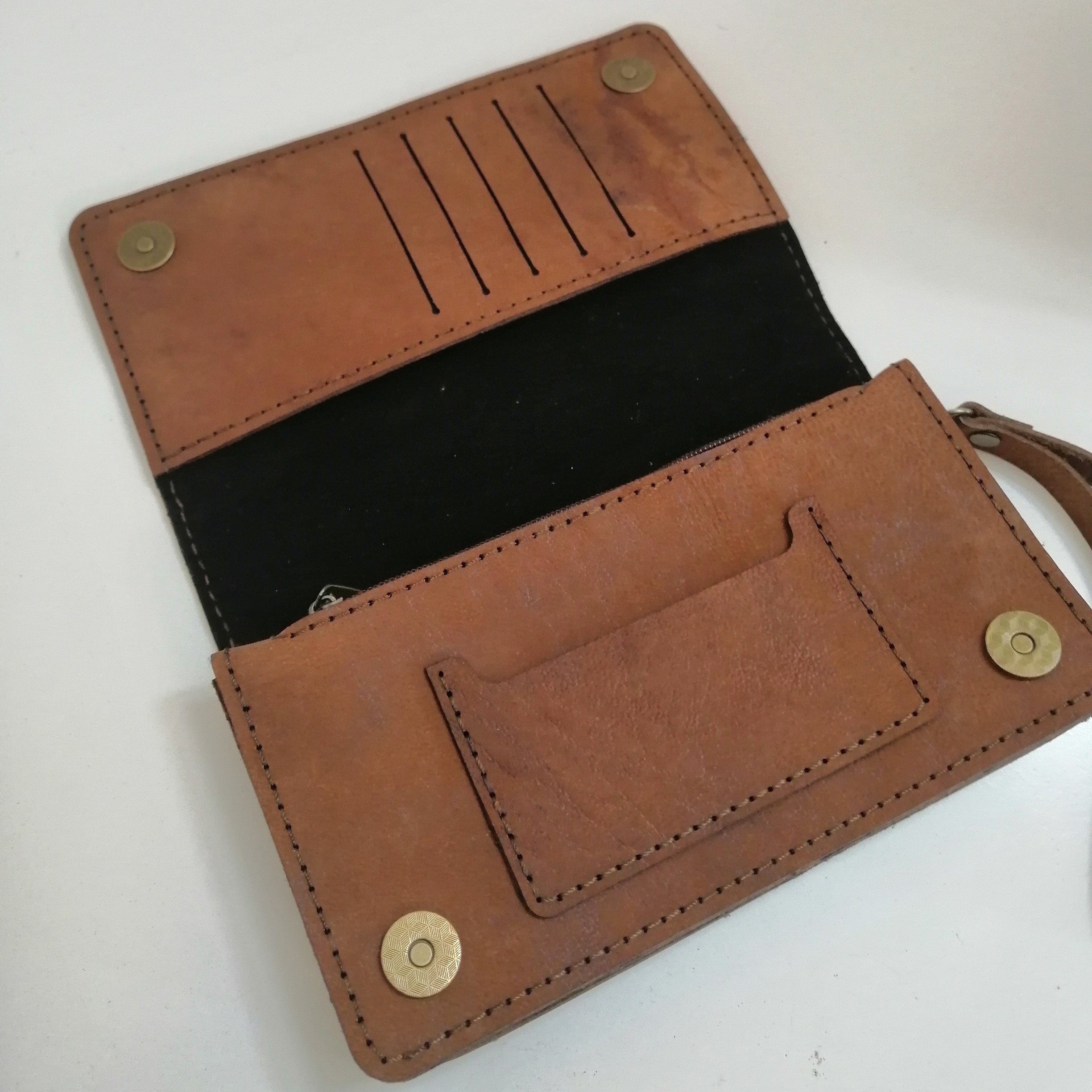 کیف پاسپورت و مدارک  دارای بند، و جای کارت دوخته شده با چرم شتری.