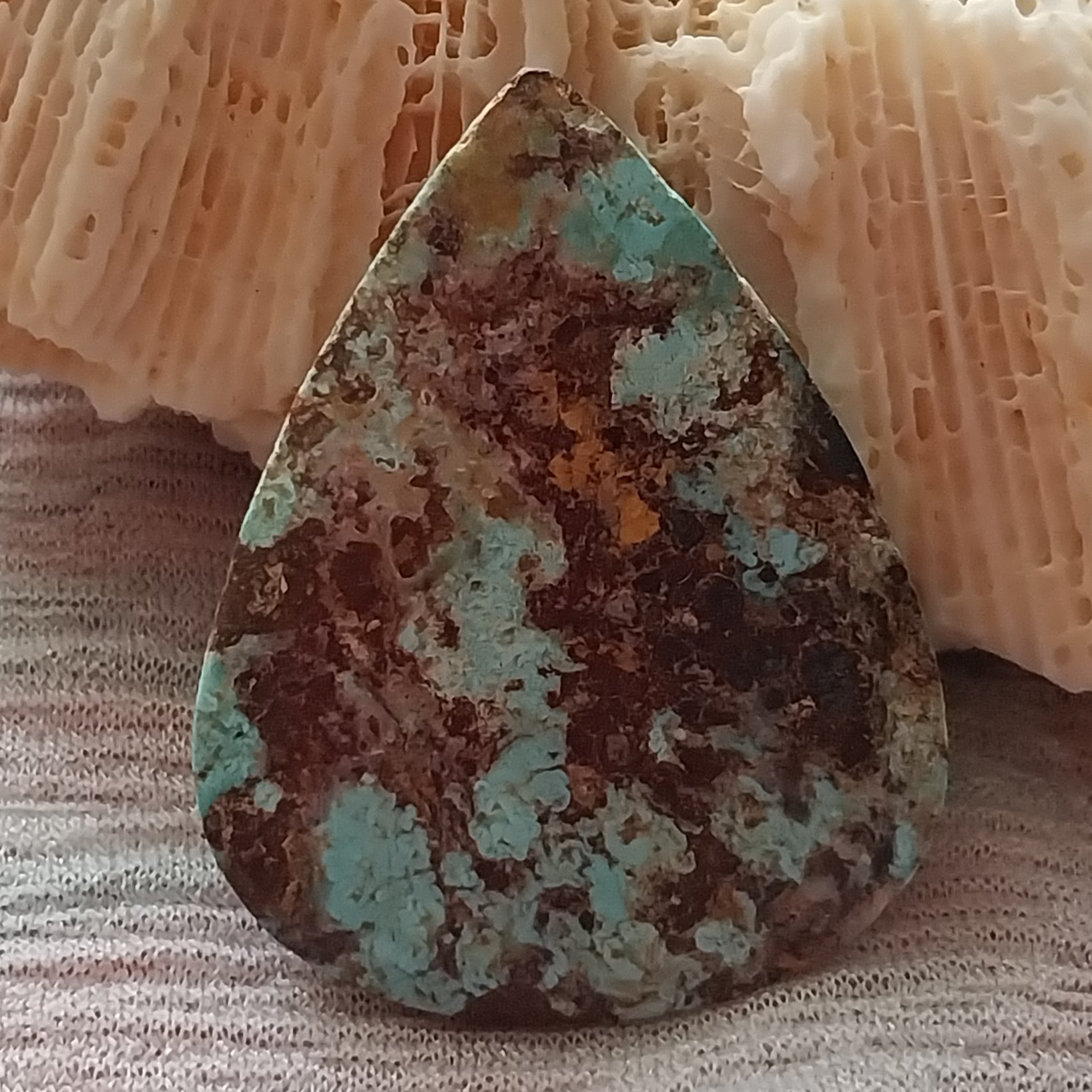 نگین فیروزه اصل نیشابور درشت کاملا طبیعی بدون احیا سایز گردنبندی