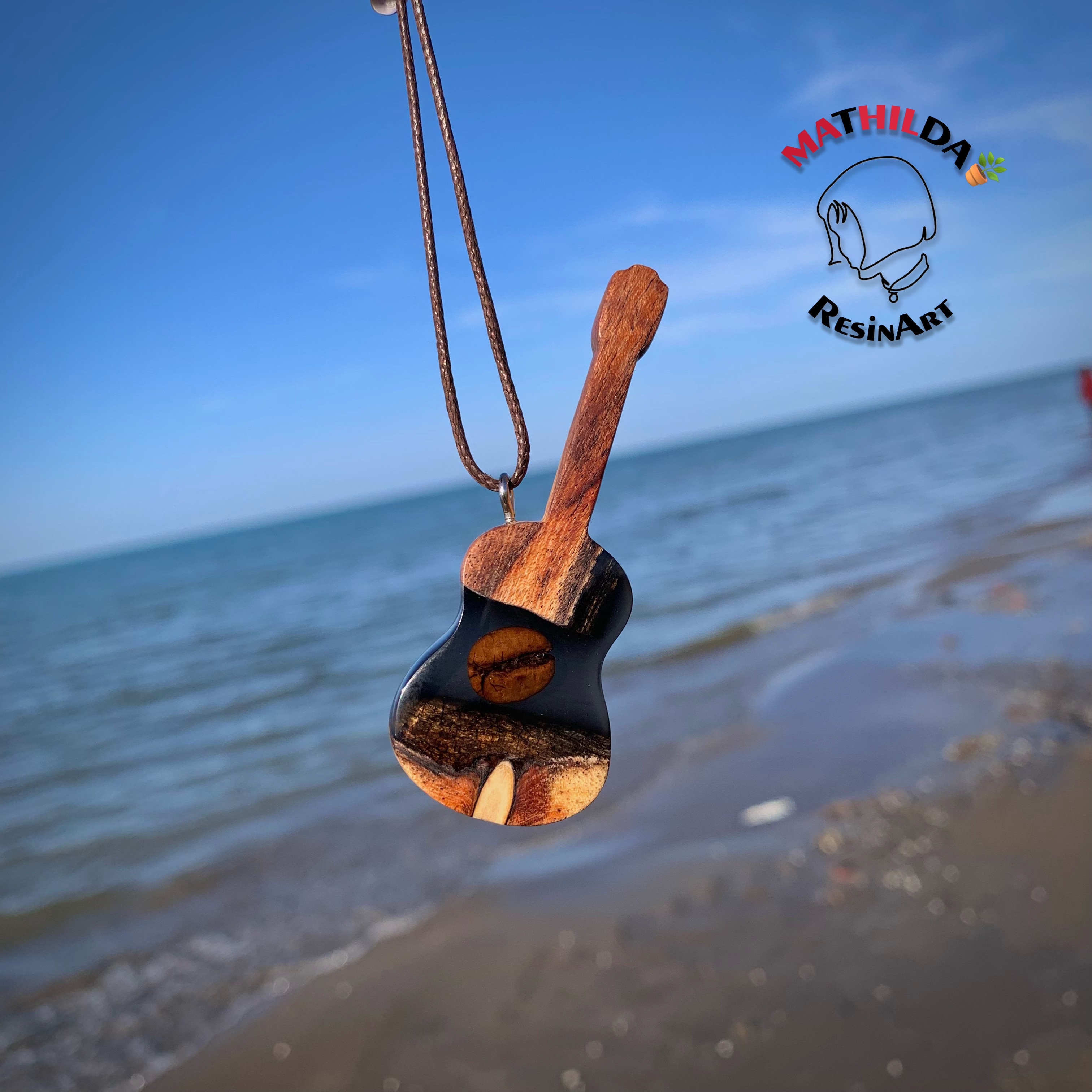 گردنبند گیتار چوب و رزین طرح قهوه 