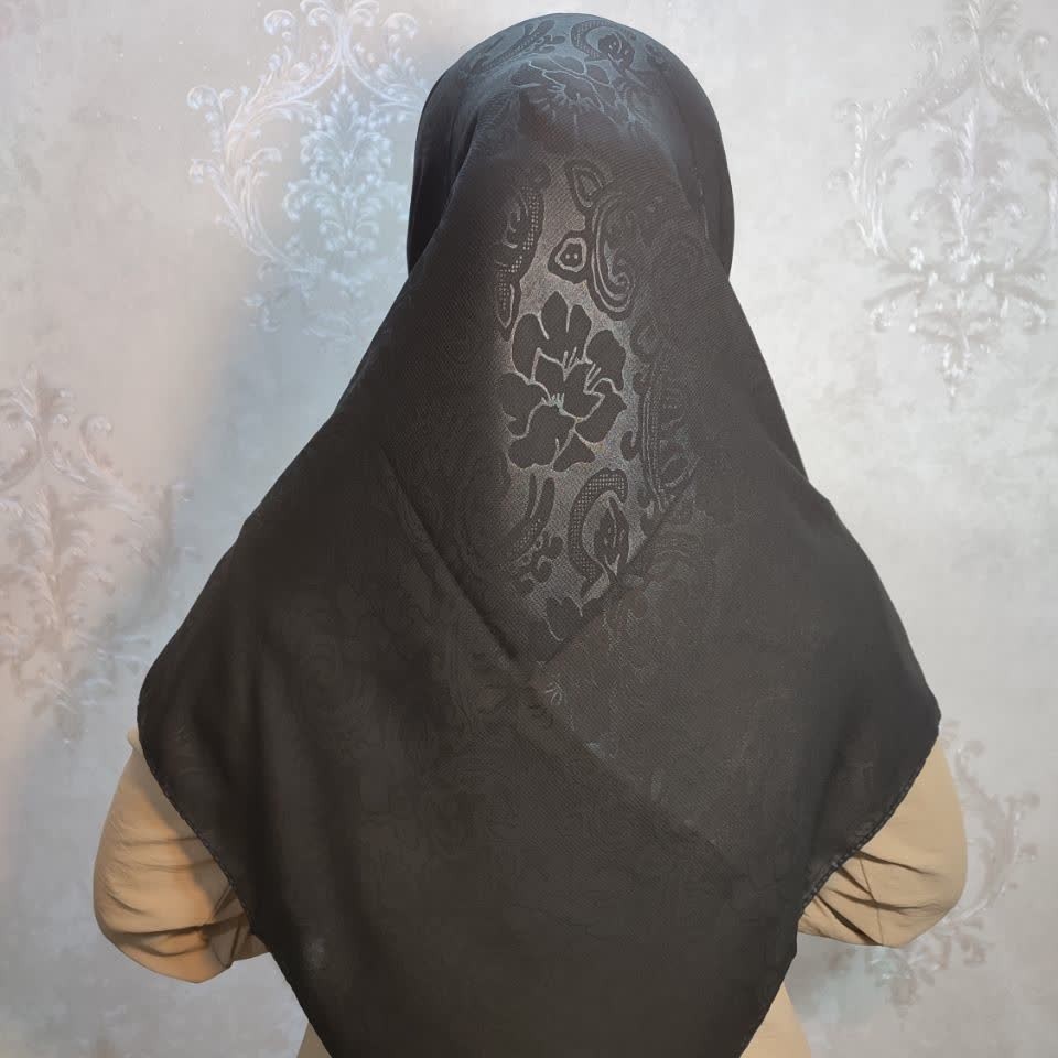 روسری مشکی جت بلک قواره 98طرح سر خود اصلا پرز و چروک نمیشه بسیار سبک و راحت واصلا سر نمیخوره