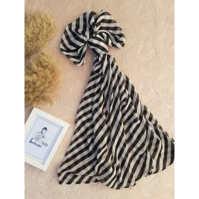 شال حریر راه راهی سفید مشکی ایراد دار