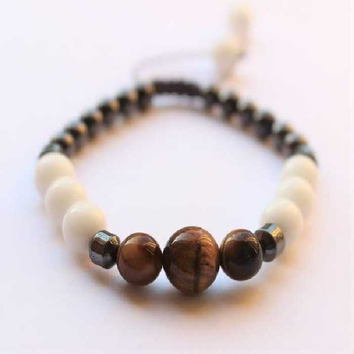 دستبند دی ماه.مهردخت اکسسوریز. ترکیبی از سنگهای؛ مگنتیت،  چشم ببر، اونیکس، حدید.