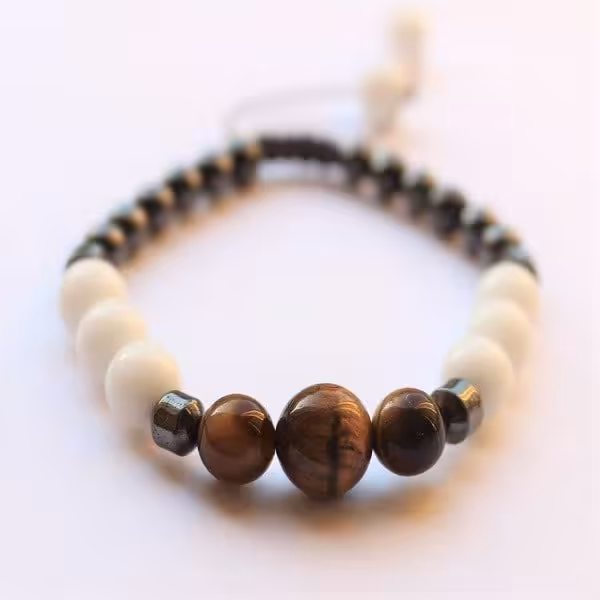 دستبند دی ماه.مهردخت اکسسوریز. ترکیبی از سنگهای؛ مگنتیت،  چشم ببر، اونیکس، حدید.