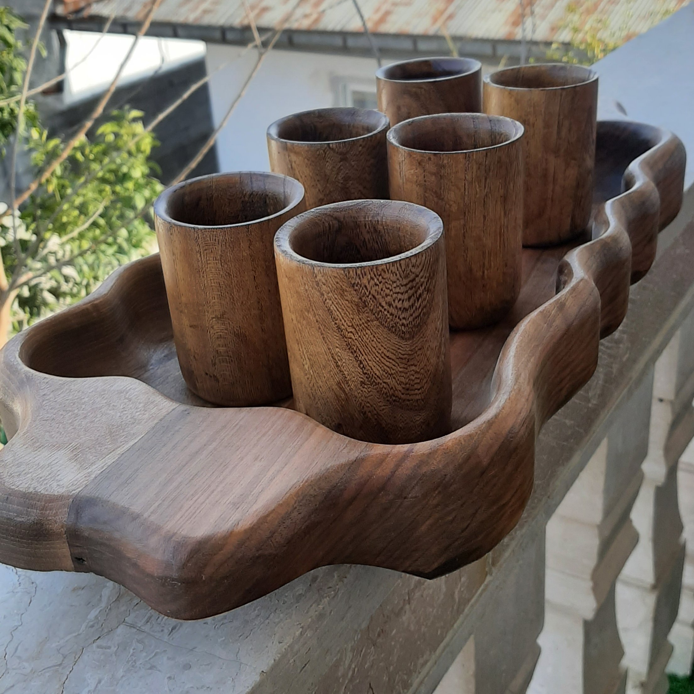 سینی چوبی و لیوان