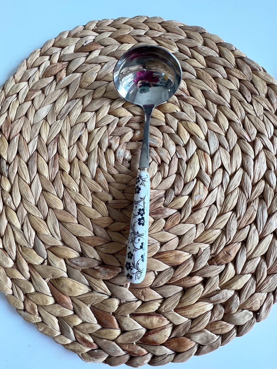 ملاقه دسته سرامیکی- طرح گل سرمه ای