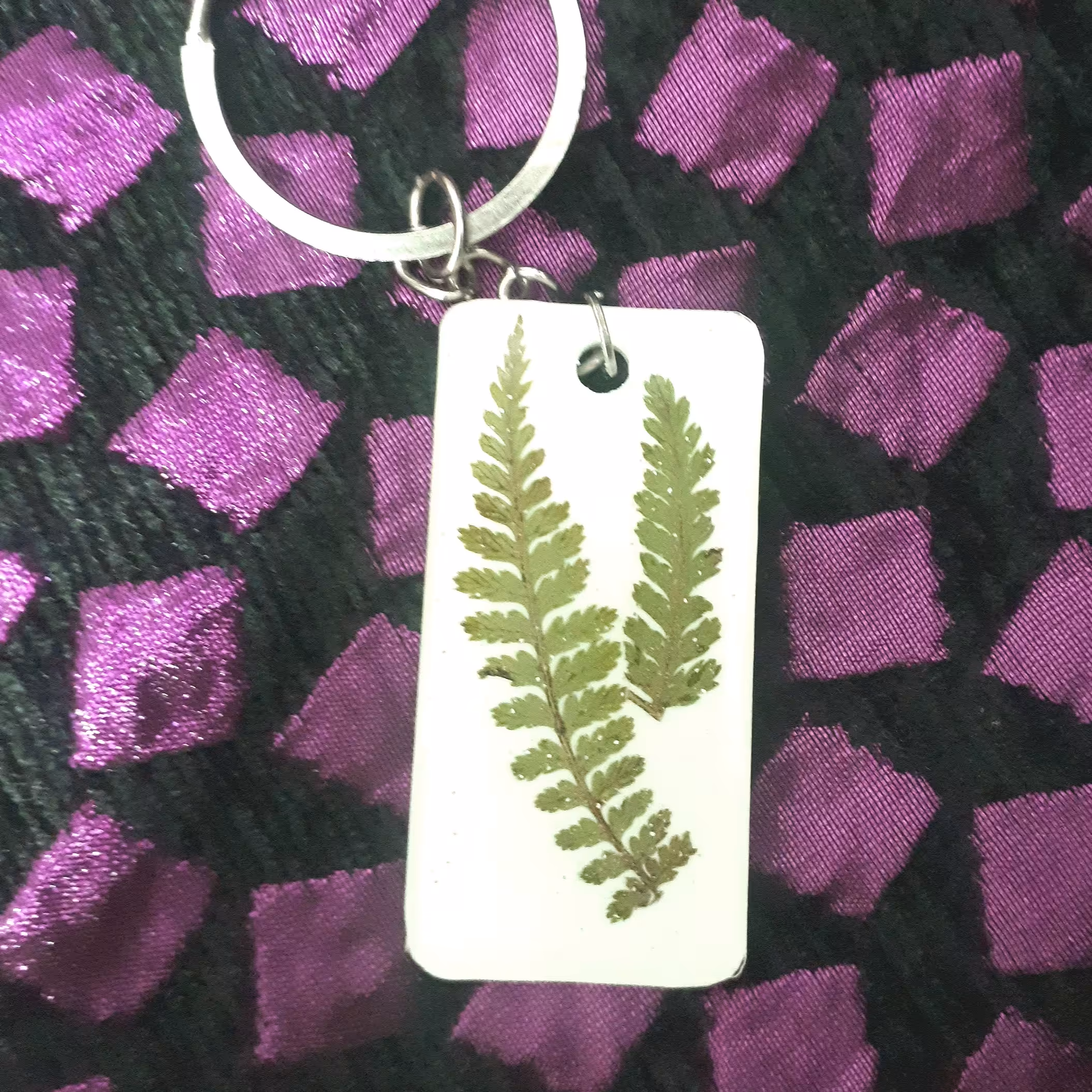 جاکلیدی و آویز کیف رزینی دست ساز زمینه سفید با برگ طبیعی سرخس