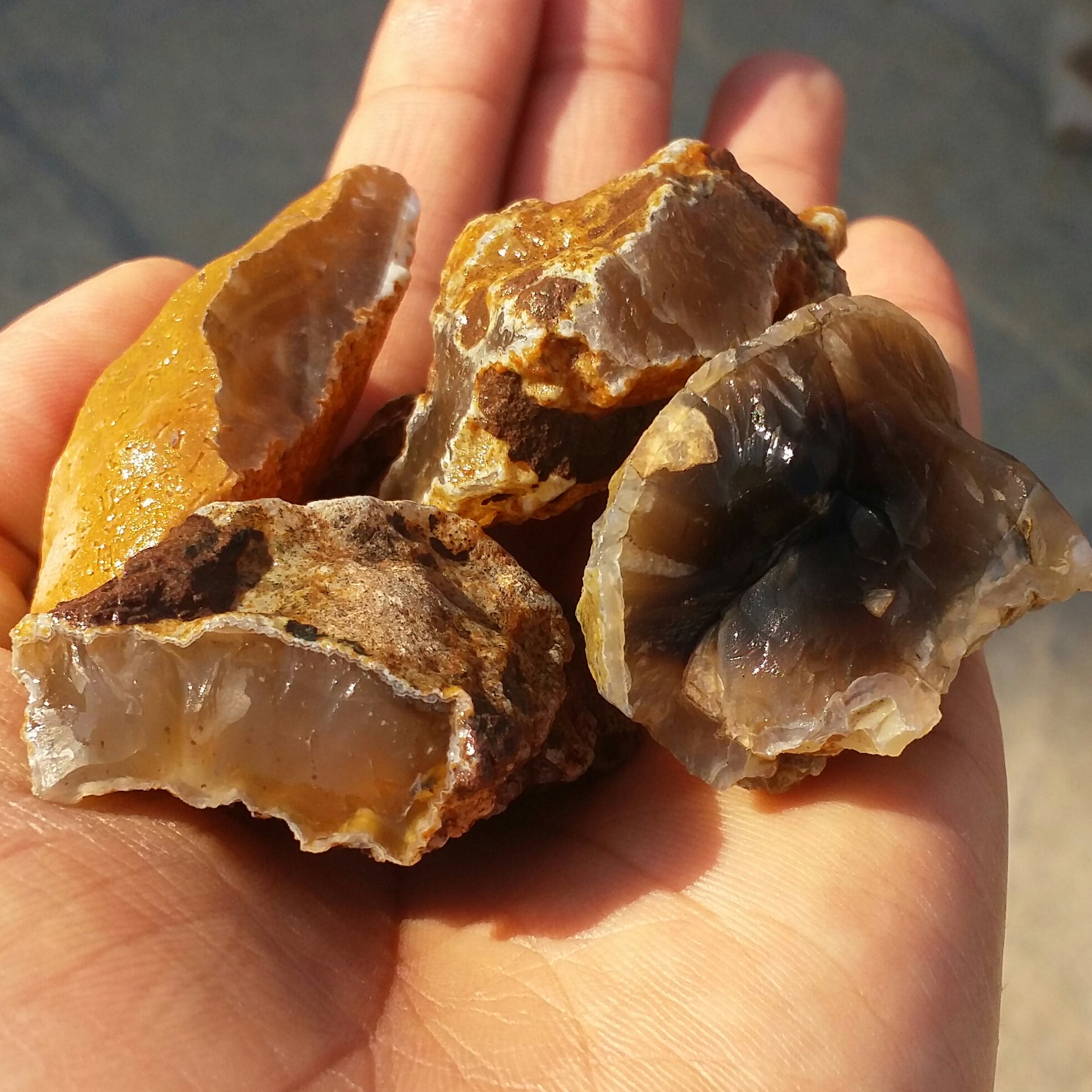 پک 4عددی سنگ راف خام عقیق عسلی خرمایی بسیار دیدنی شاهکار خلقت کاملا طبیعی
