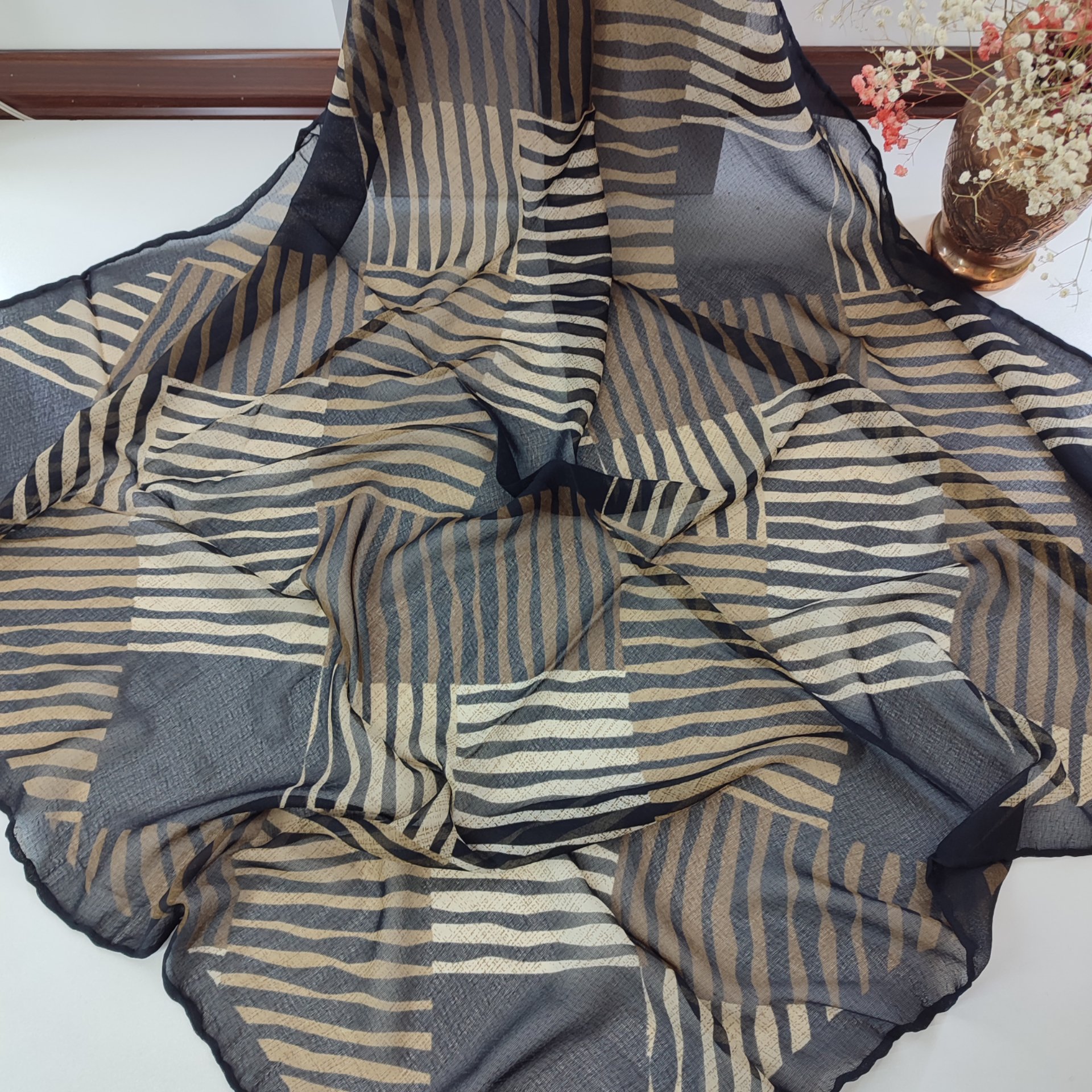 روسری حریر دور دست دوز اصلا لیز نمیباشد مناسب برای بانوان چادری در چند طرح و رنگ بسیار شیک قواره 120