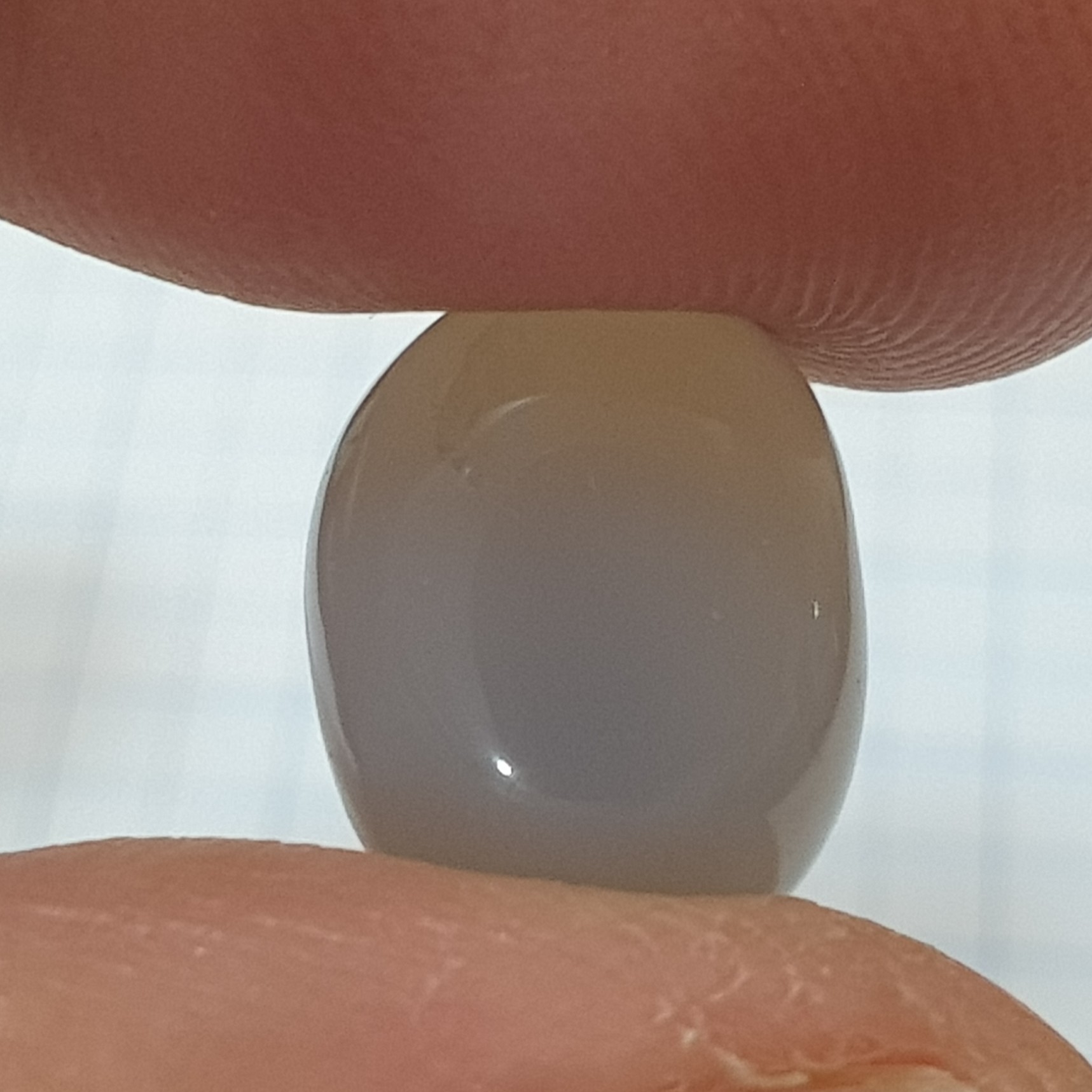 نگین عقیق با رنگ عجیب خاکستری یا آبی یا سوسنی واقعا نمیدونم چه رنگ واقعا خاص