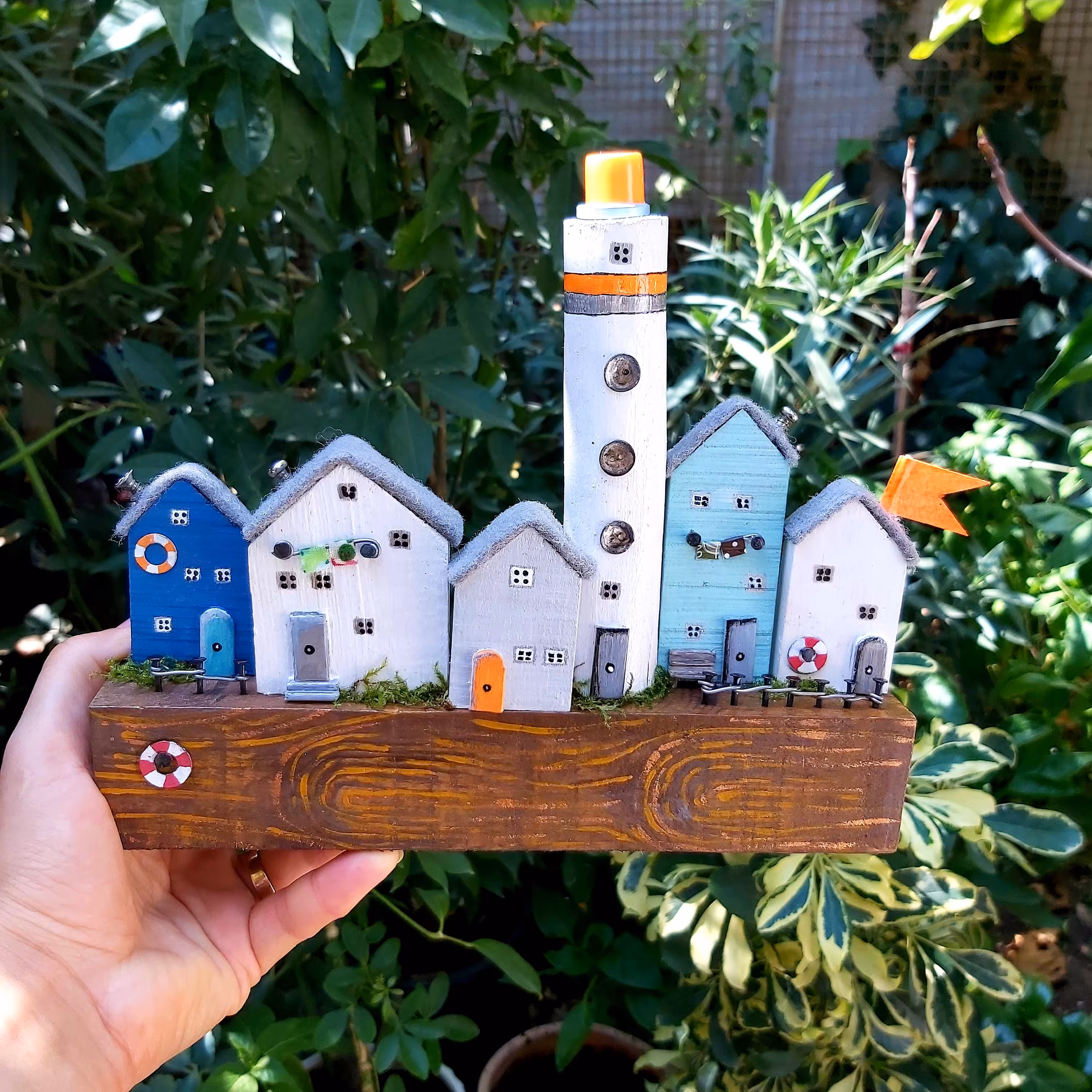 دکوری کلبه،کارشده با دست،جنس چوب،با استفاده از دستمال نمدار قابل تمیز کردن میباشد