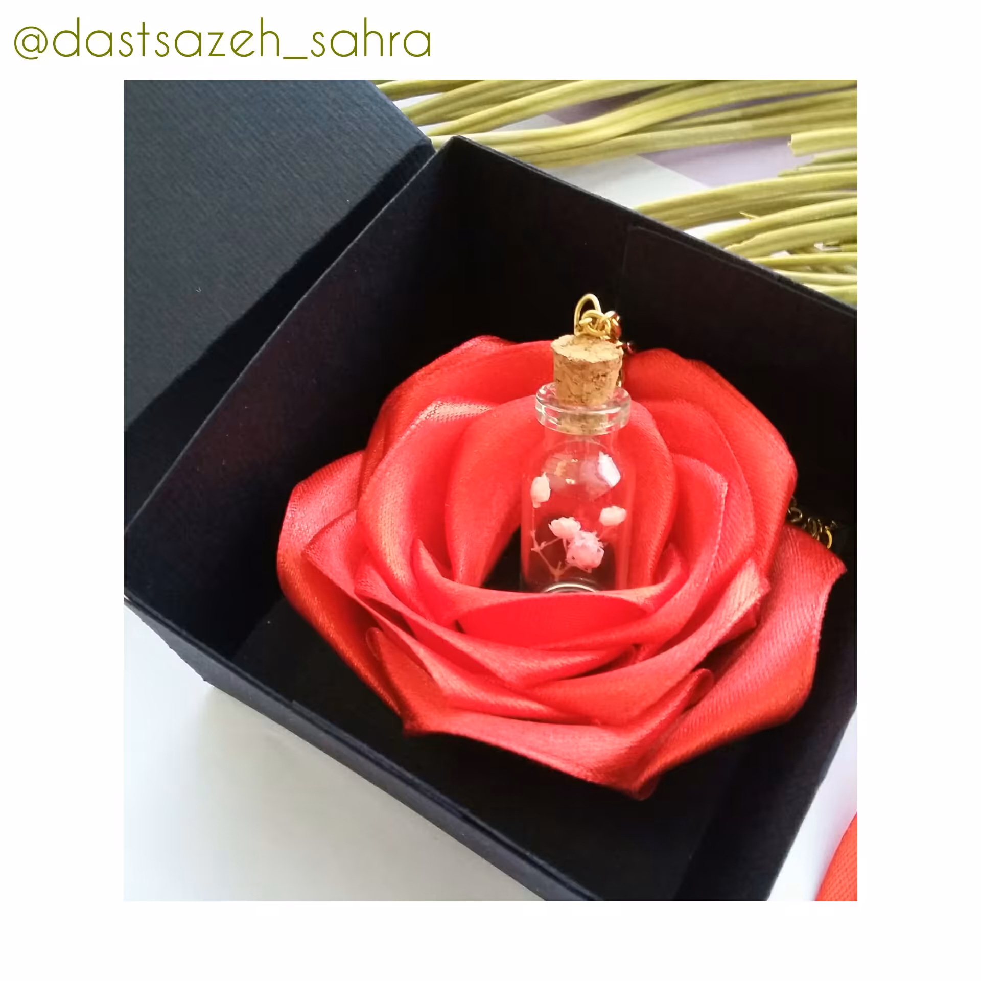 باکس هدیه پک کادویی گردنبند شیشه ای گل جاودان با زنجیر استیل و جعبه هدیه طرح گل (گل عروس جاودان و جعبه گل رز روبانی)