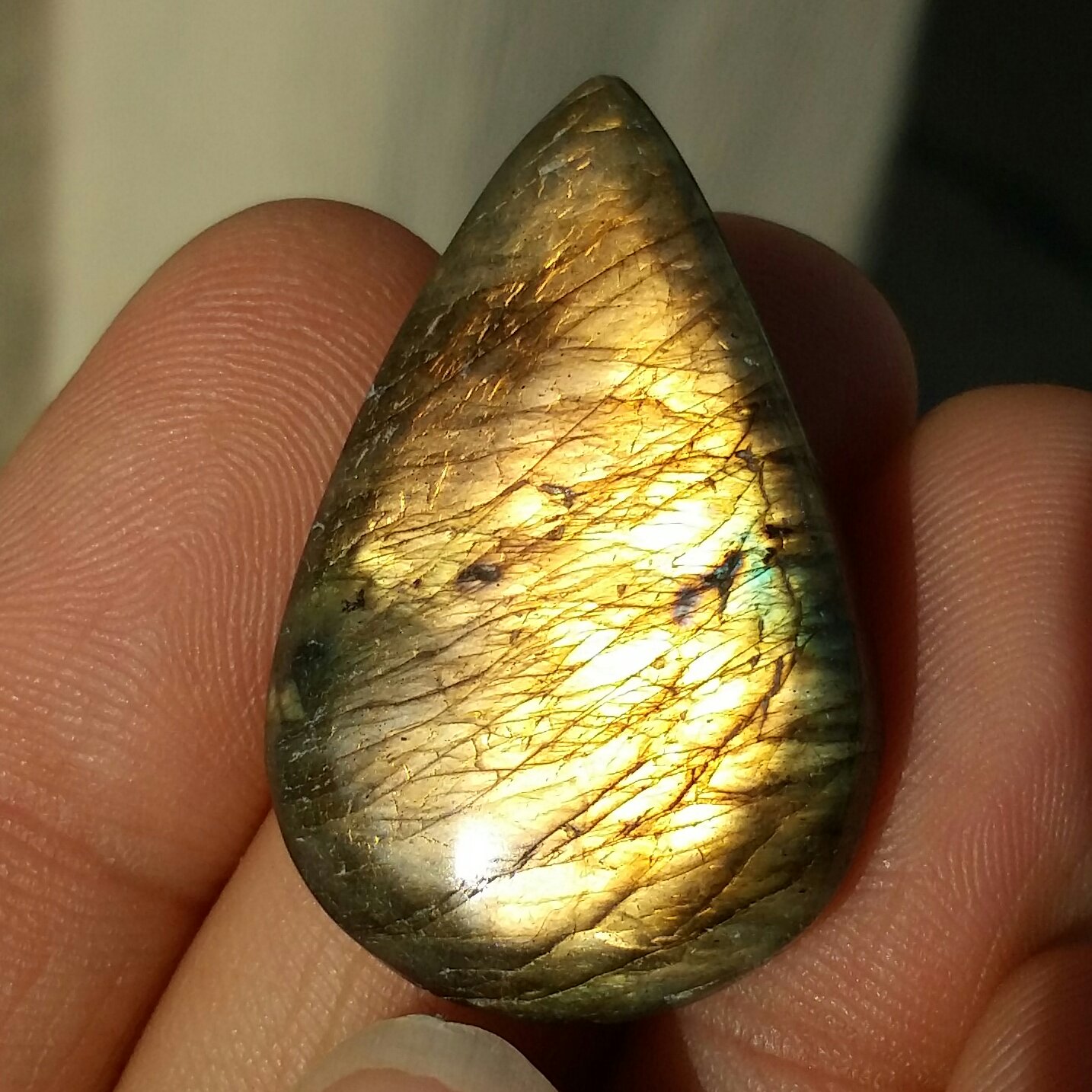 نگین لابرادوریت وارداتی از کشور لابرادور کانادا با تلالوئی بی نظیر و چشم نواز کد 10151