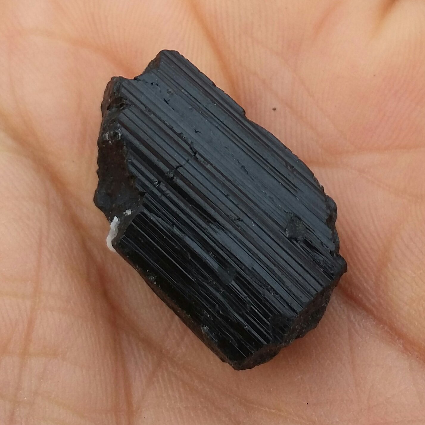 سنگ راف تورمالین شرول وارداتی ارزشمند شاهکار خلقت 100درصد طبیعی
مناسب جهت کلکسیون و ساخت نگین
کد 8485