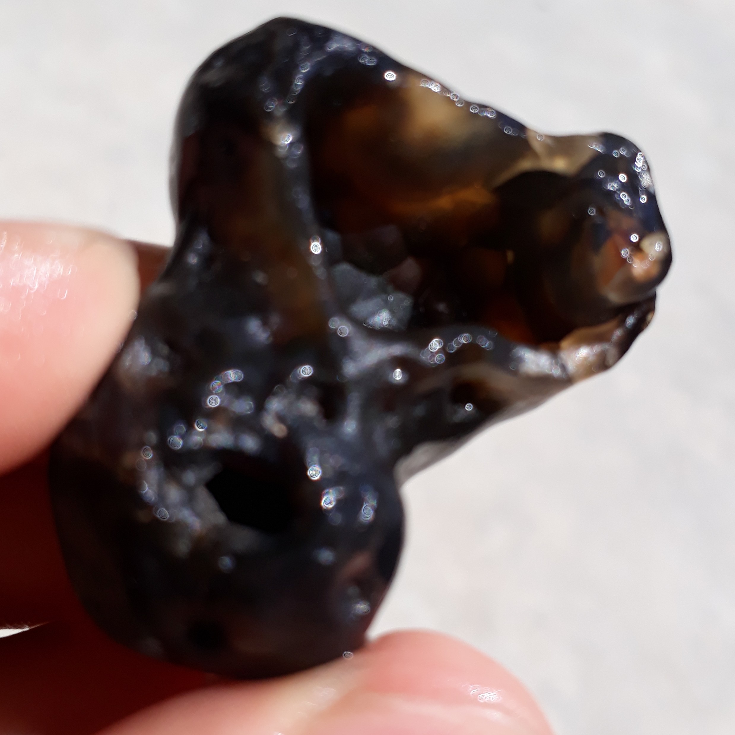 سنگ راف حدید مشکی صددرصد طبیعی آماده برای گردنبند و کلکسیونی سنگ حدید راف.وزن خالص 18گرم