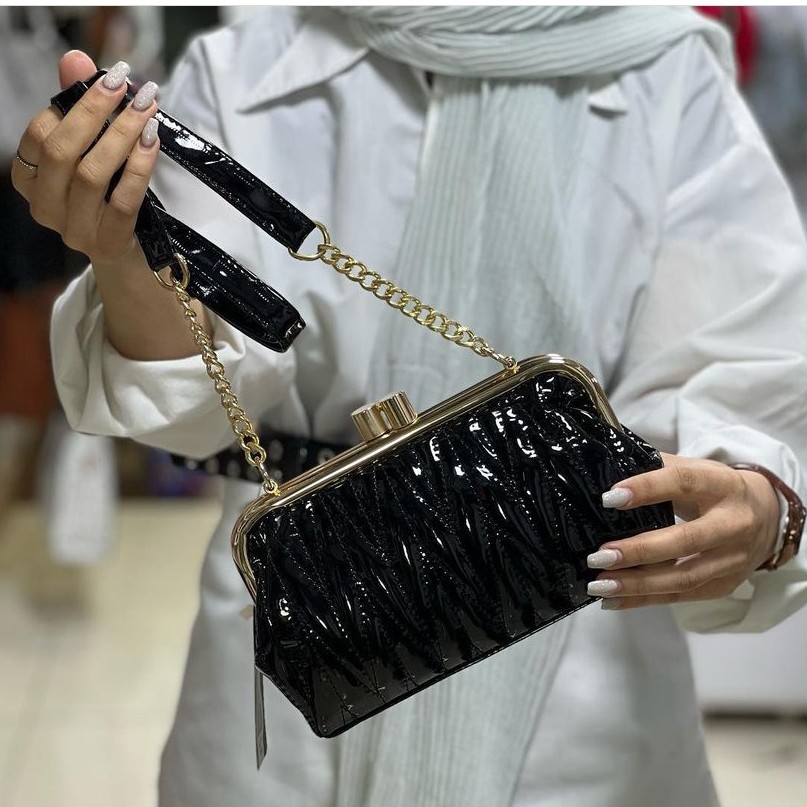کیف ورنی دوخت داردهنه براق نصف زنجیری جنس ورنی خارجی داخل استرخارجی