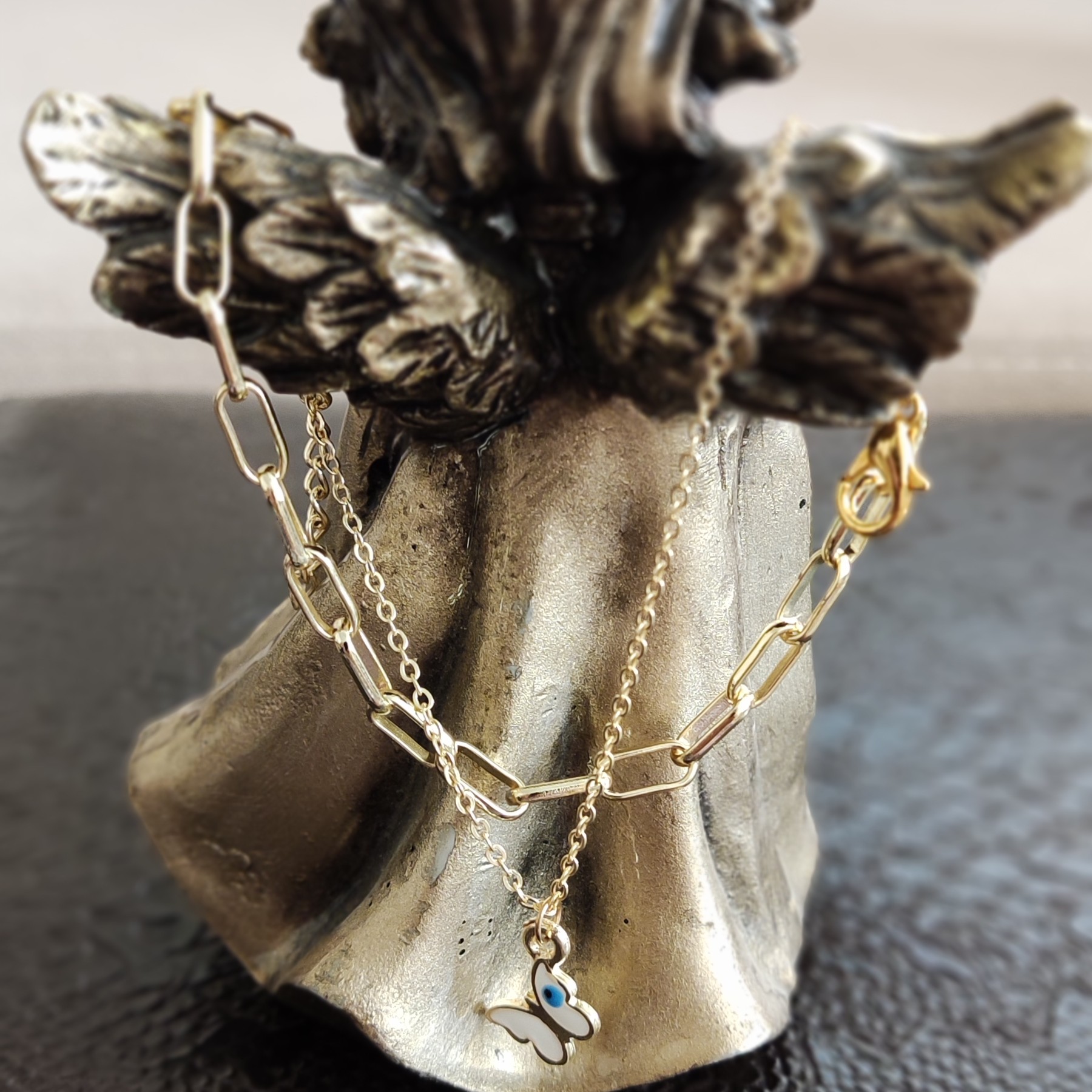 اکسسوری دستبند ظریف طلایی با آویز پروانه  سفید