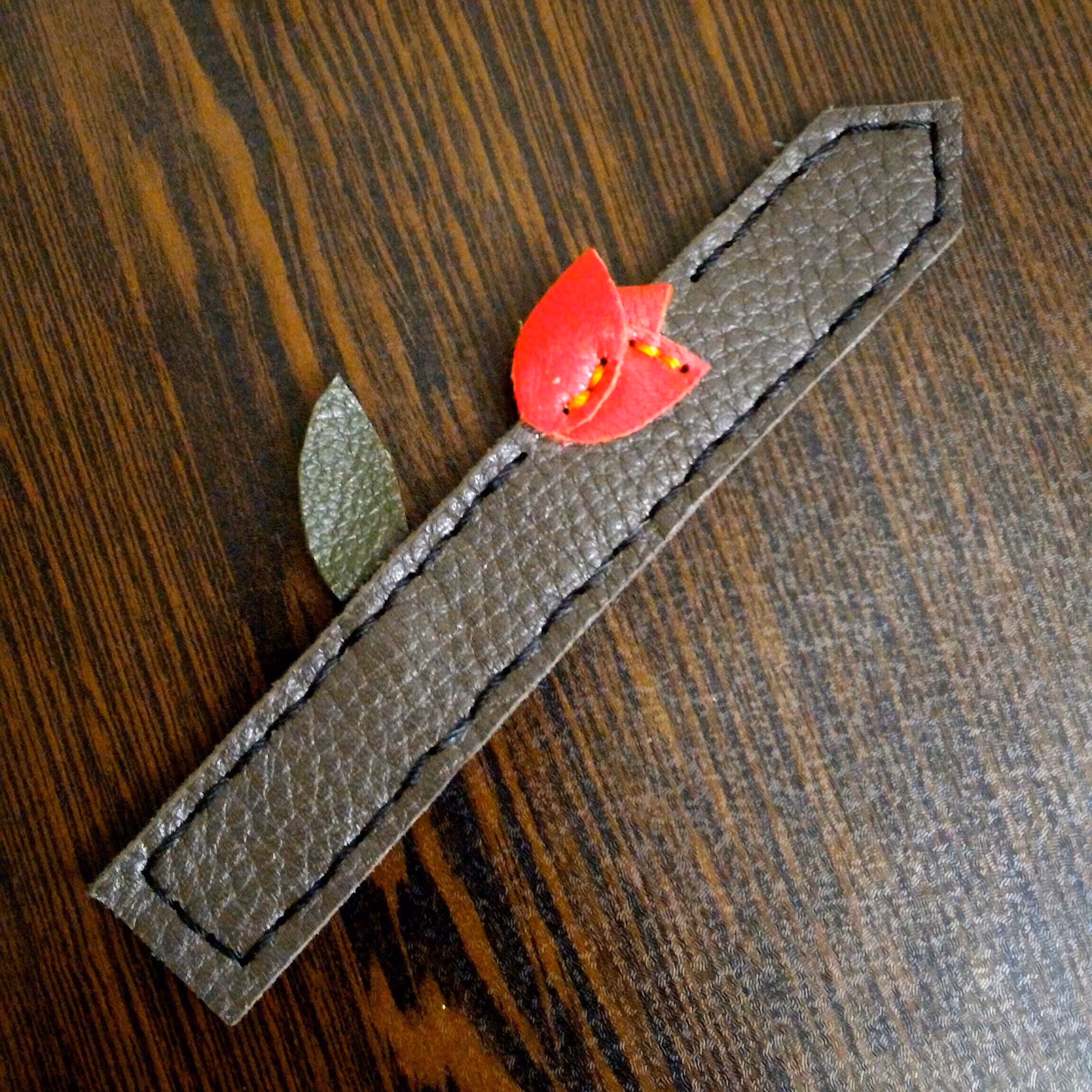 بوکمارک چرم طبیعی و نشانگر کتاب لاله نشان (دست دوز )