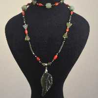 ست گردنبند و دستبند دستساز با سنگ یشم سبز تراش برگ، سنگ حدید و صدف 