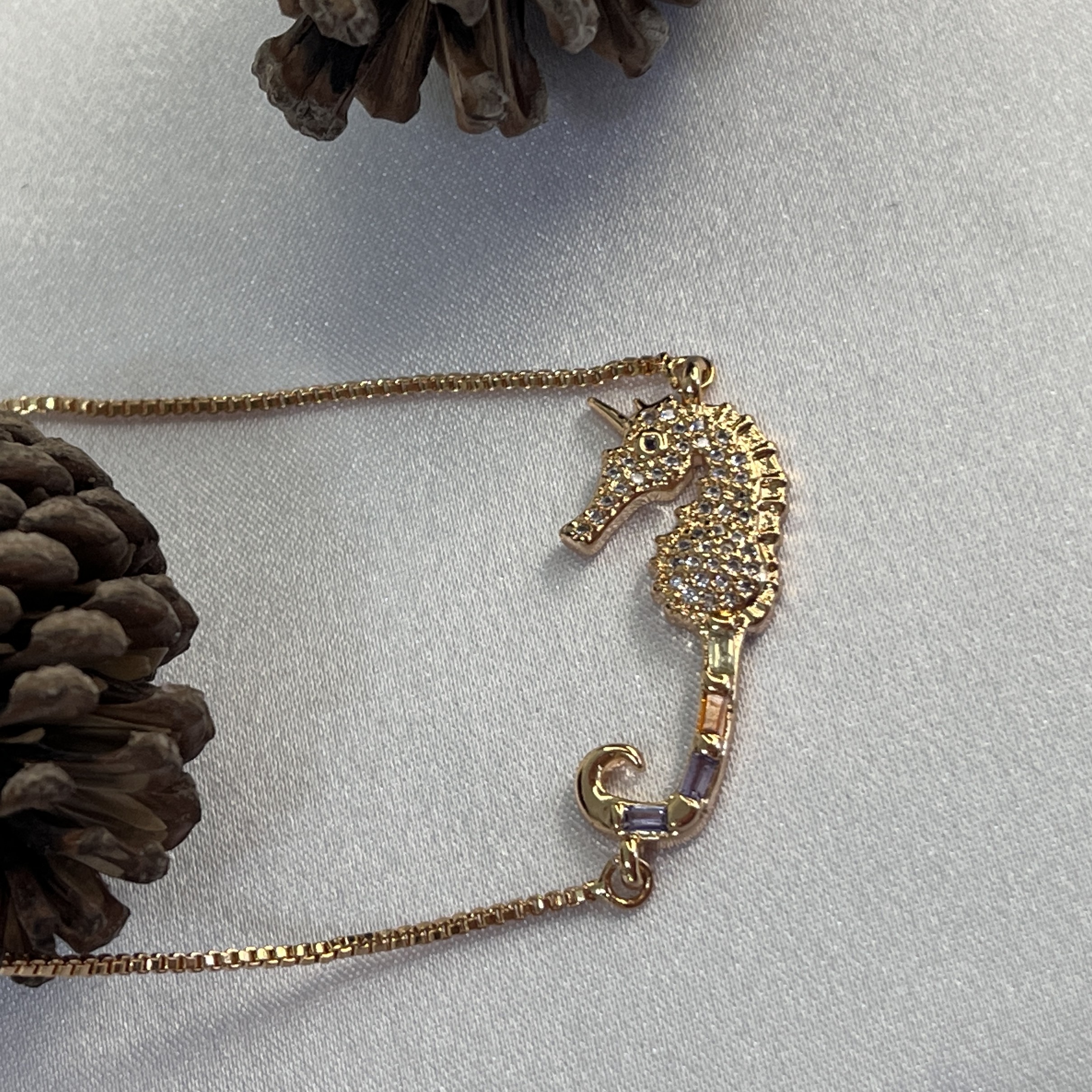 دستبند ازبرندysx مدل اسب دریایی فوق العاده زیبا وباکیفیت ونگین های رنگی مخراجی