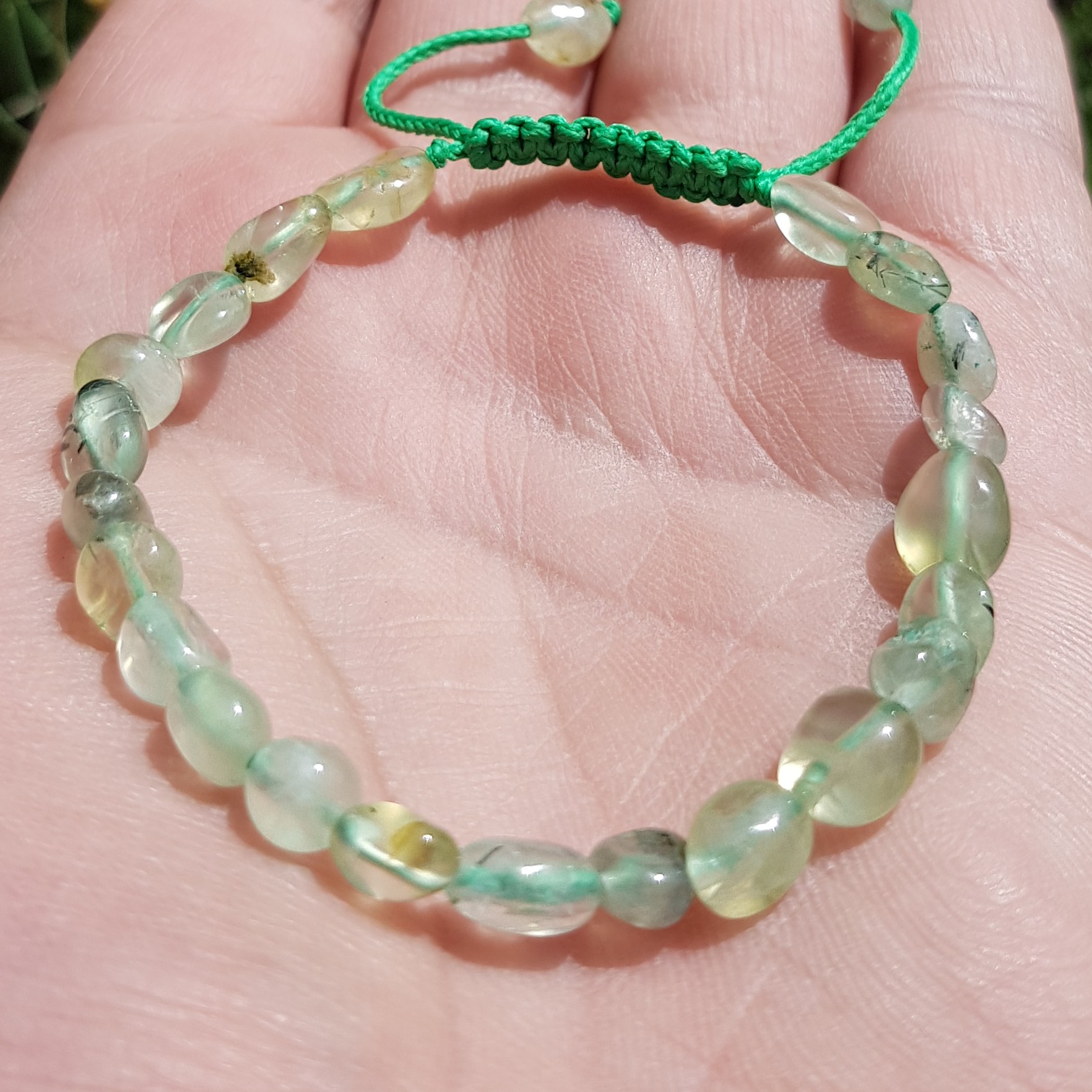 دستبند سنگ پرنیت Prehnite طبیعی
تراش دامله نامنظم سایز 7 دور مچ 17 
کد 177