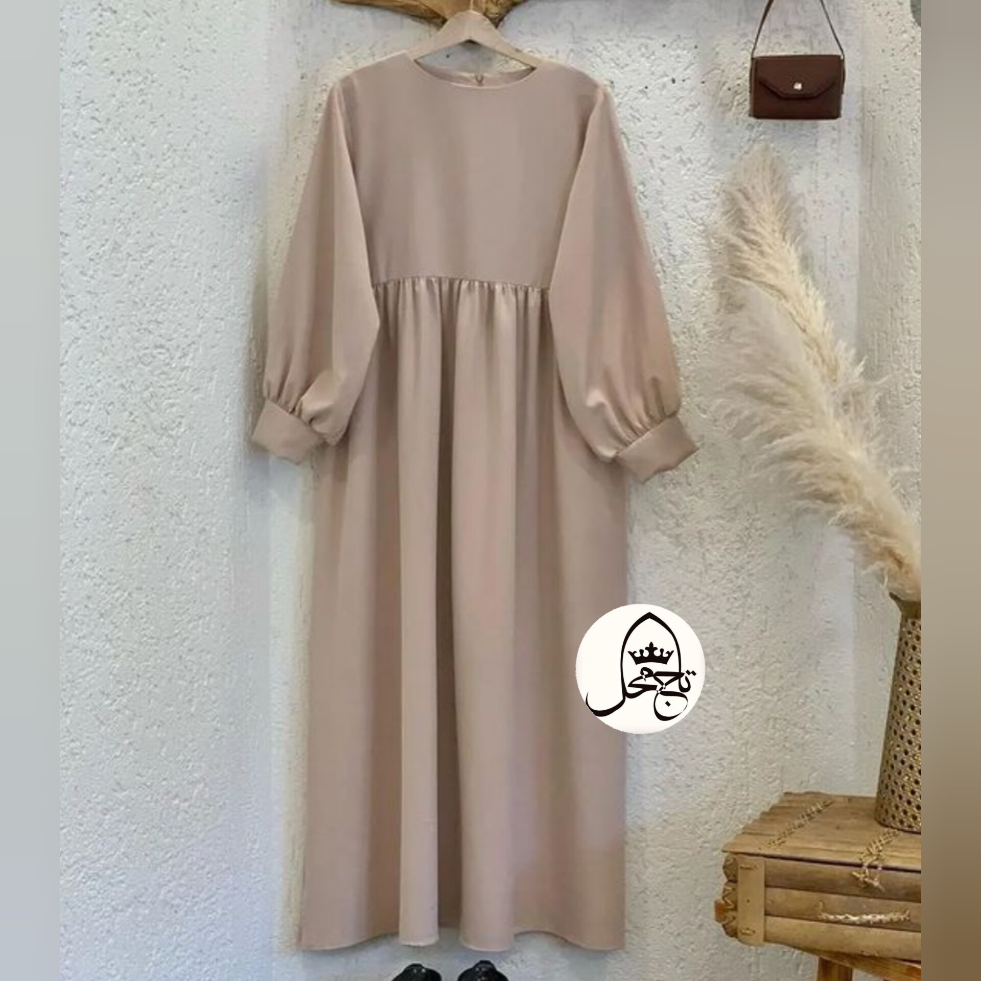 مانتو عبایی بلند بالاتنه دار  از روی سینه چین خورده شده و آستین دار است 