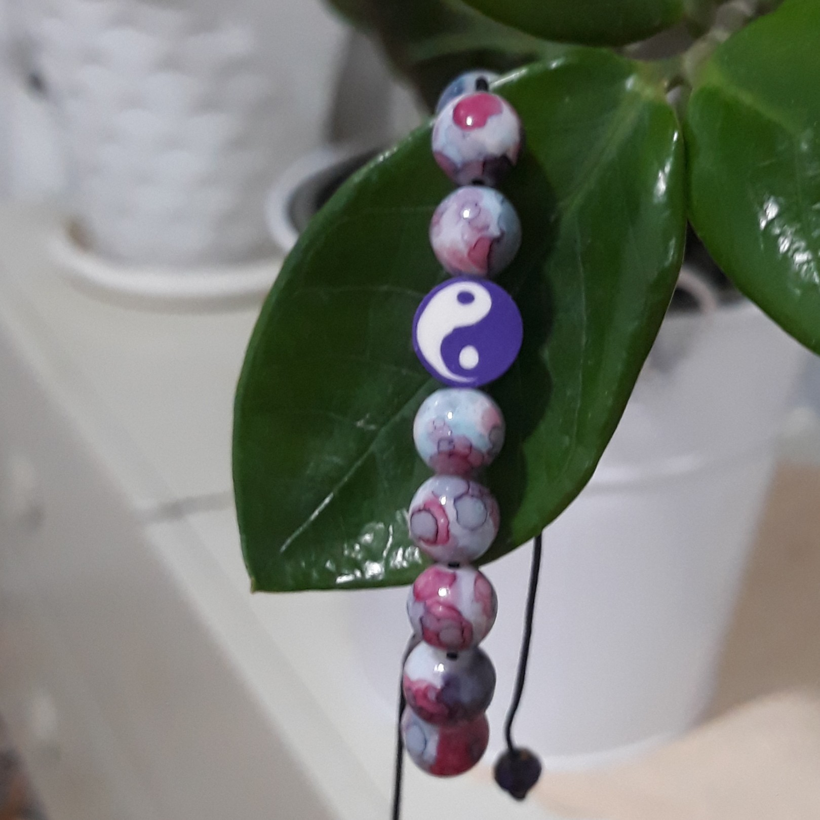 دستبند پلاک آرامش رنگ طوسی صورتی 